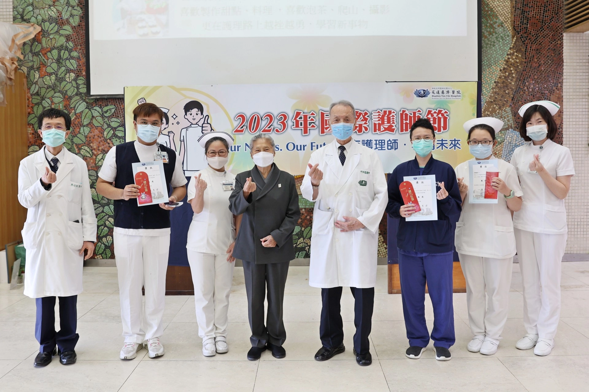 今年「護理、為人生加分」徵選的護理師,出席包括外科加護病房科護理師林怡岑(右三)、合七病房護理師彭宣燕(右二)、外科整合醫學暨急診後送二五東病房副護理長洪萬康(左二),慈濟基金會副總執行長林靜憪(左三)、慈濟醫療法人執行長林俊龍(右四)、陳培榕副院長(左一)、護理部鍾惠君主任(左三)、慈濟大學護理系張美娟教授(右一)出席頒獎。