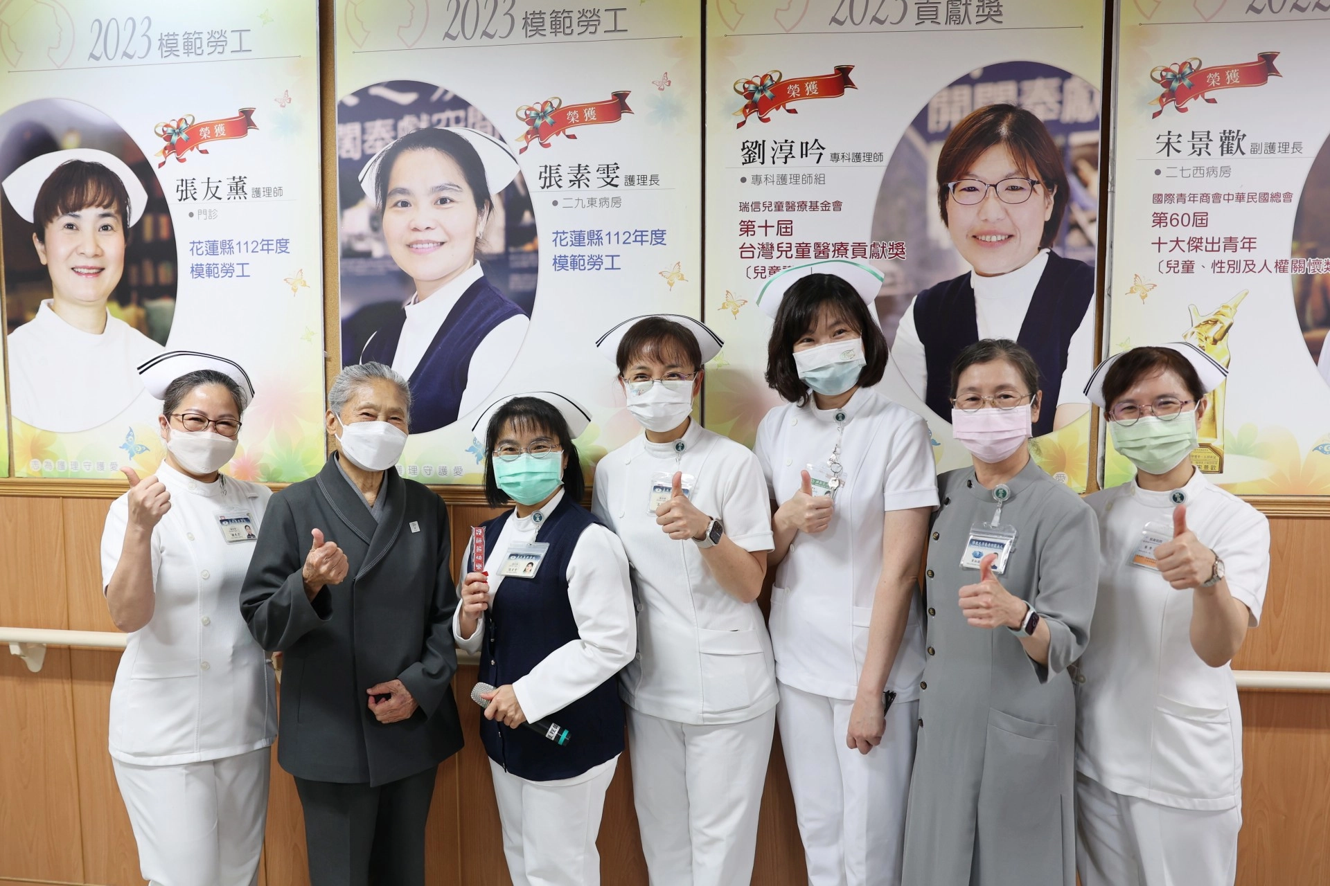 護理部鍾惠君主任(右起)、慈濟基金會副總執行長林靜憪、與花蓮模範勞工代表二九東護理長張素雯、護理部副主任呂基燕、慈濟大學護理系張美娟教授、慈濟醫療法人護理委員會主委章淑娟、護理部副主任葉秀真在護理長廊之光前合影。