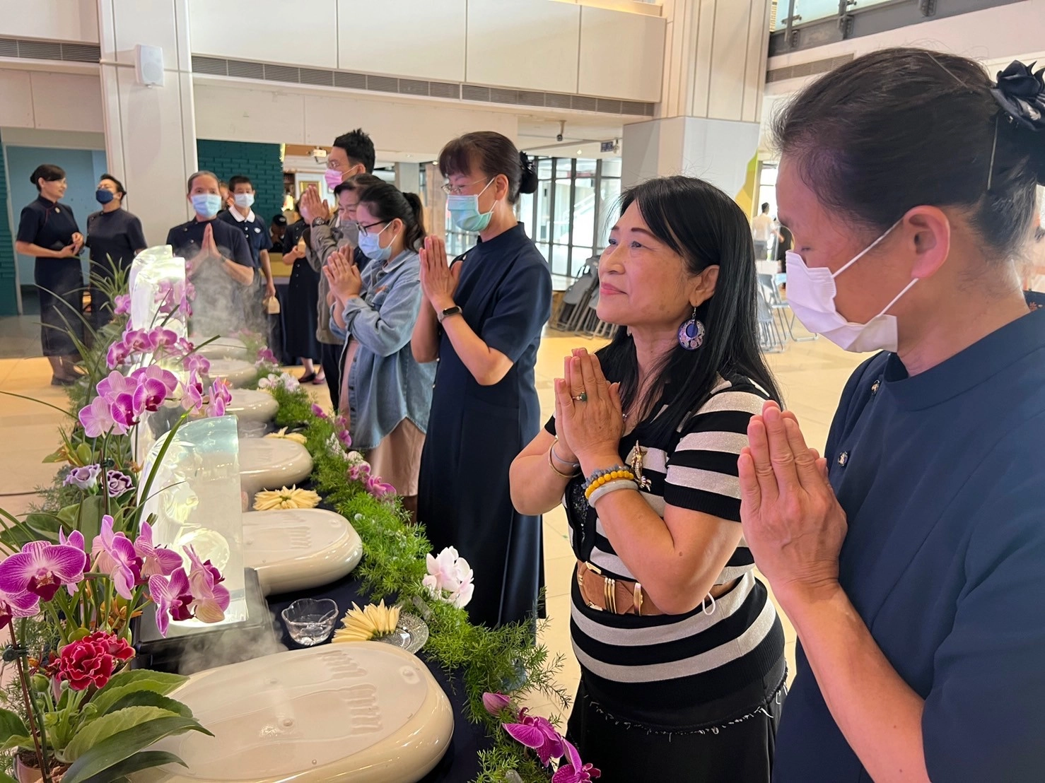 程淑珍女士(右二)虔誠浴佛,在心中許願,還要用可以用的身體為鄉親做更好的服務。