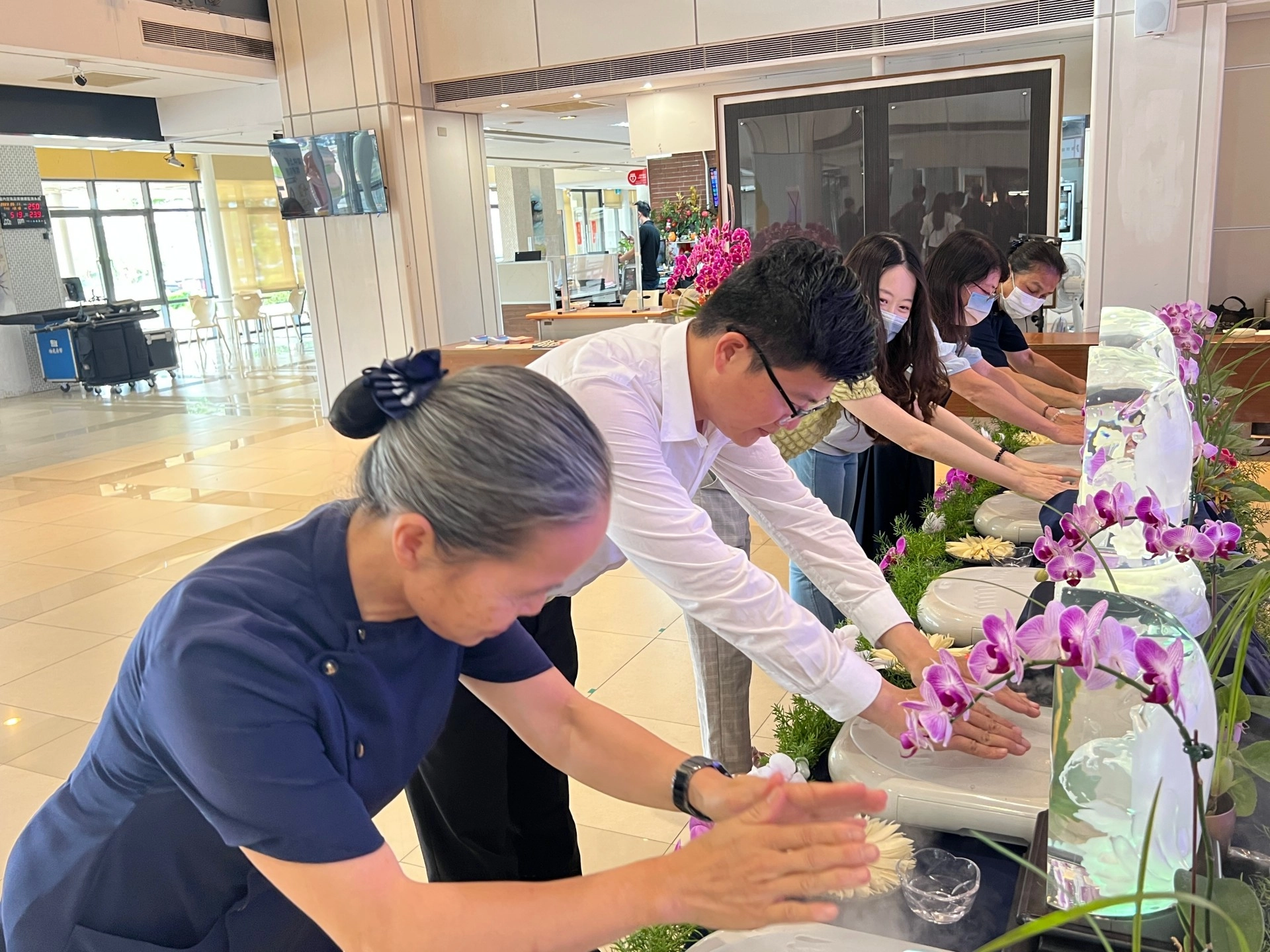房屋仲介公司上班的黃信潔先生(左二)浴佛祝福天下的媽媽母親節快樂。