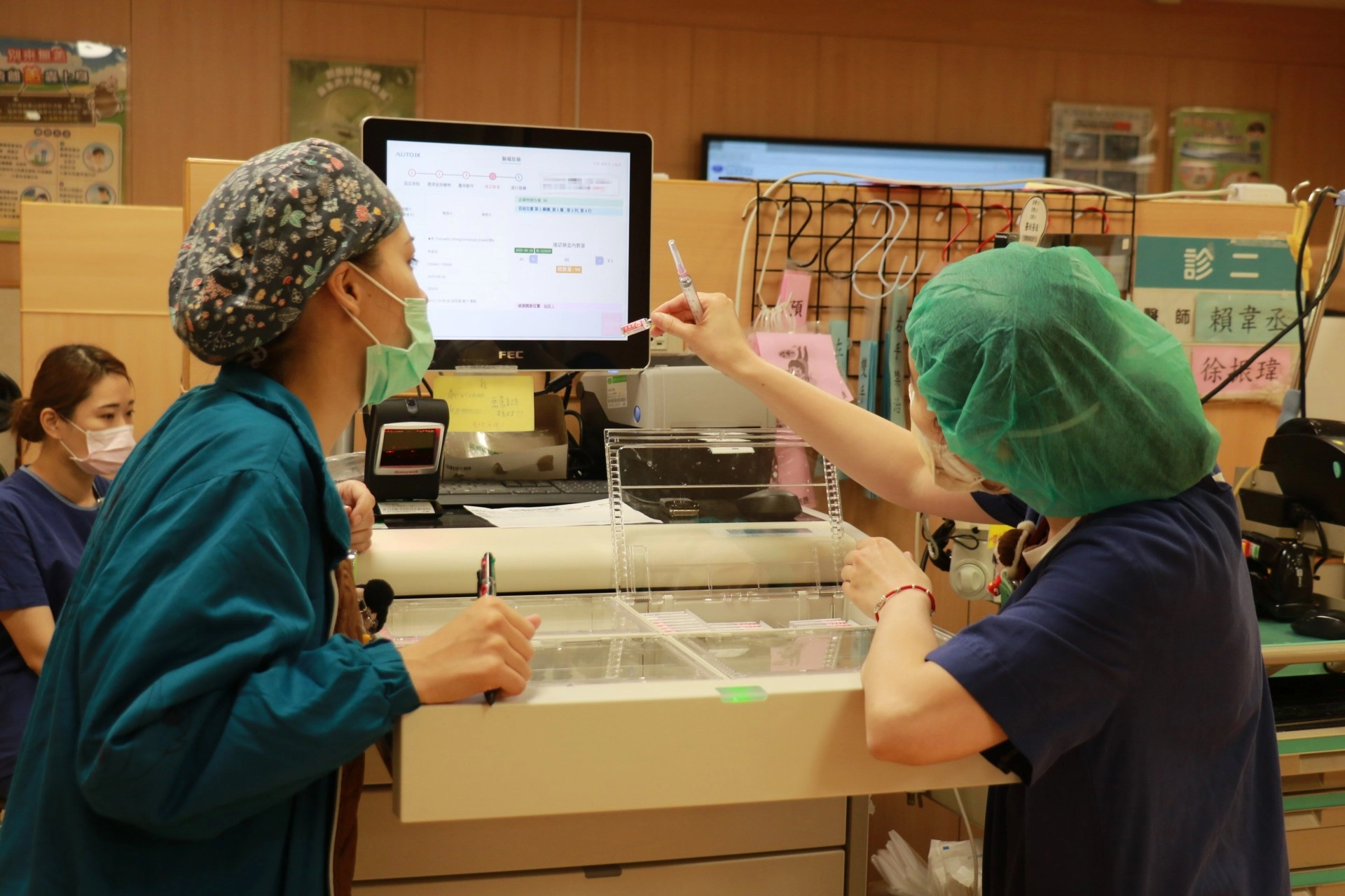 護理人員取出藥品後再次核對螢幕上的藥品名稱,保障病人用藥安全。