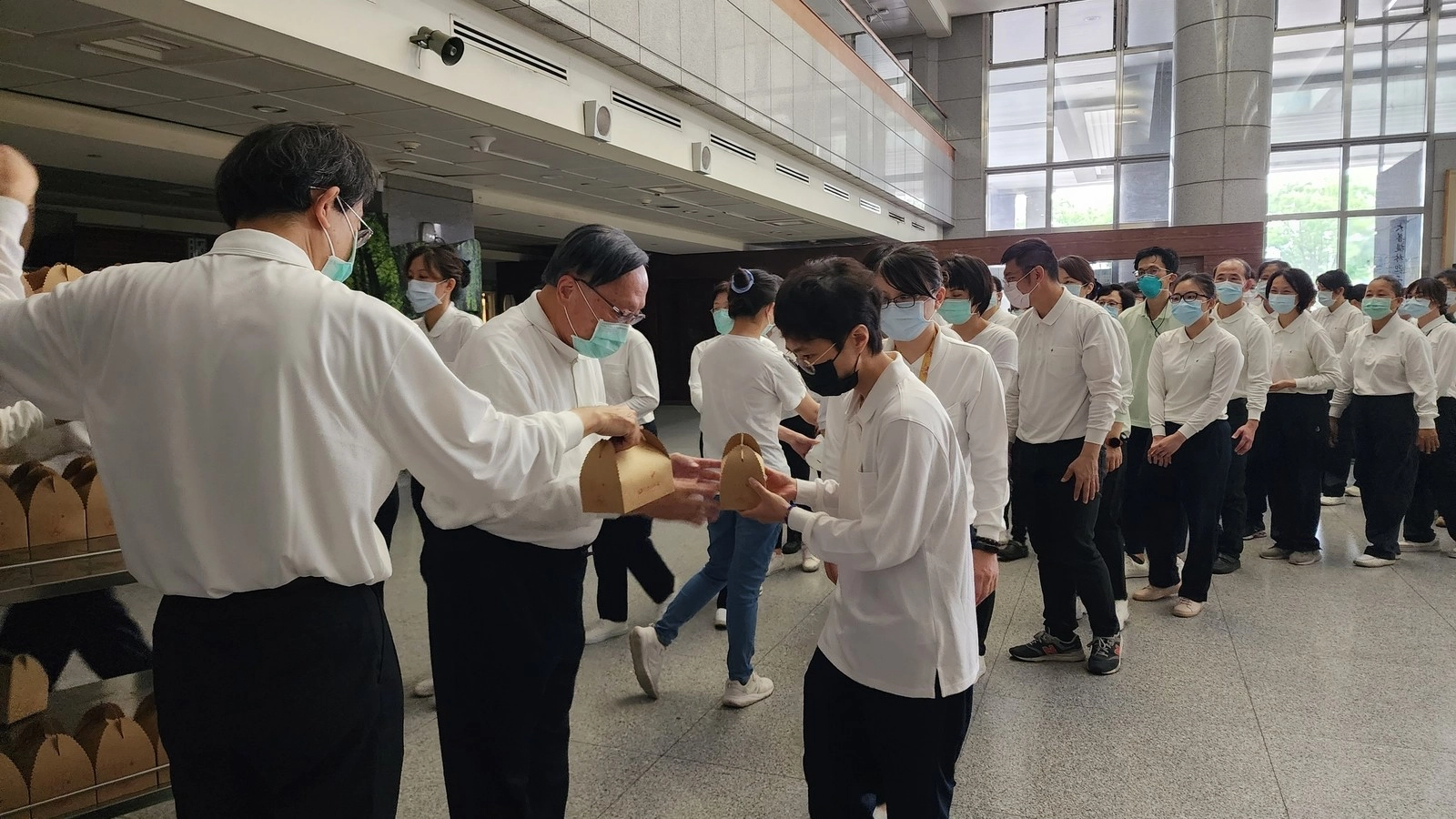 院長室主管代表發送花蓮靜思精舍壽桃,和大家一起分享慈濟基金會57周年慶的喜悅。