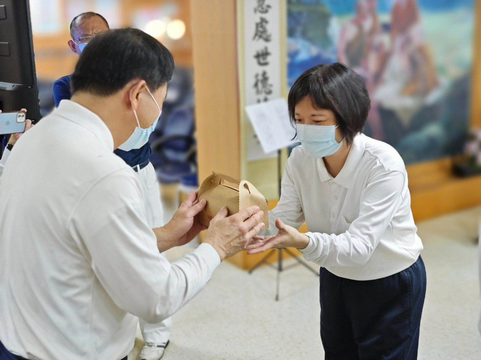 簡瑞騰院長代表發送花蓮靜思精舍壽桃,和大家一起分享慈濟基金會57周年慶的喜悅