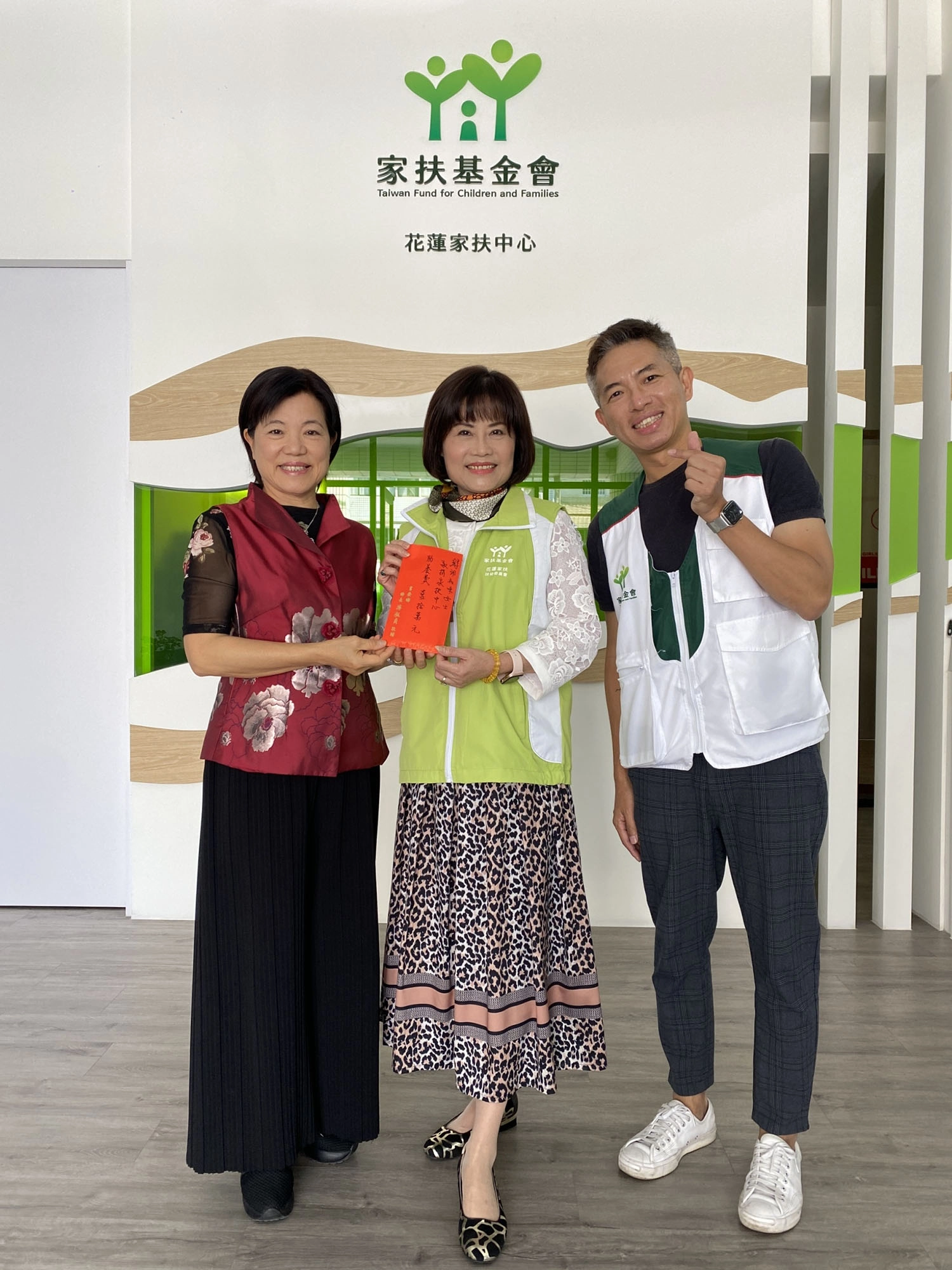 吉安鄉長游淑貞(左)親至花蓮家扶中心捐贈10萬元扶幼捐款,由扶幼委員會主委胡毓恩(中)偕同主任施政延接下祝福。