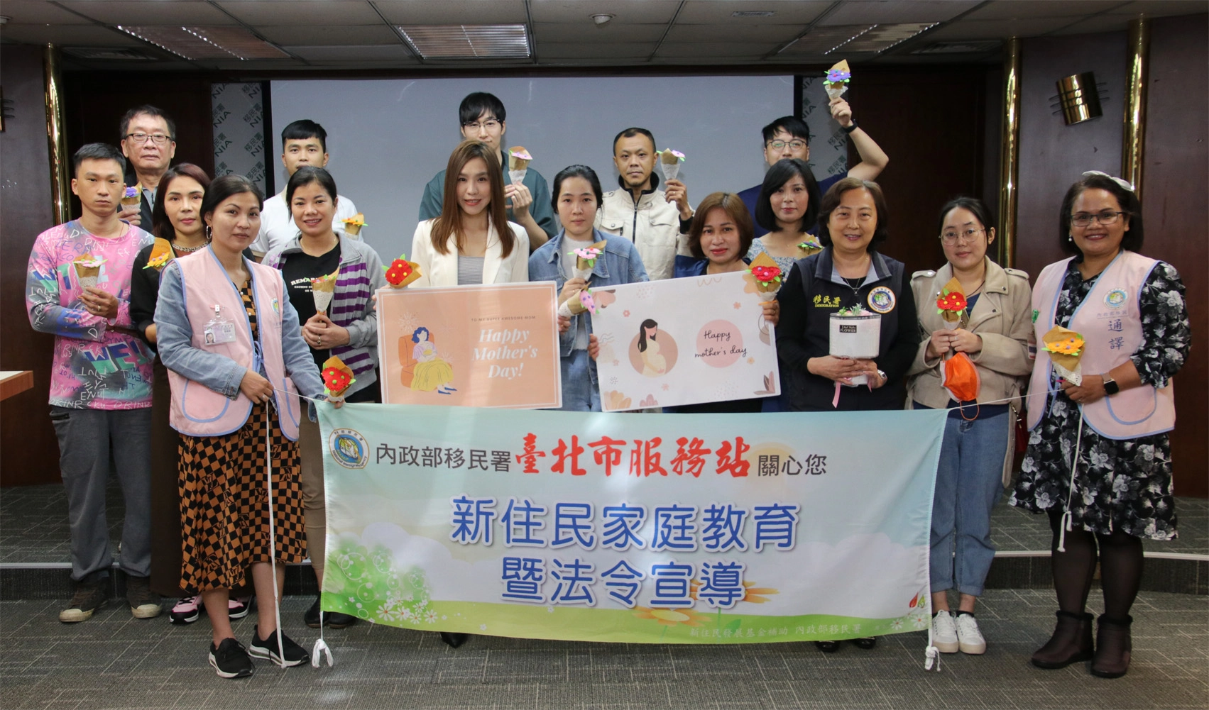 移民署北區事務大隊臺北市服務站於日前舉辦「新住民家庭教育暨法令宣導課程」,邀請范瑞薔薇分享親子相處之道。課程中安排學員一同手作康乃馨花束,感謝母親賦予生命並用愛陪伴孩童成長茁壯。