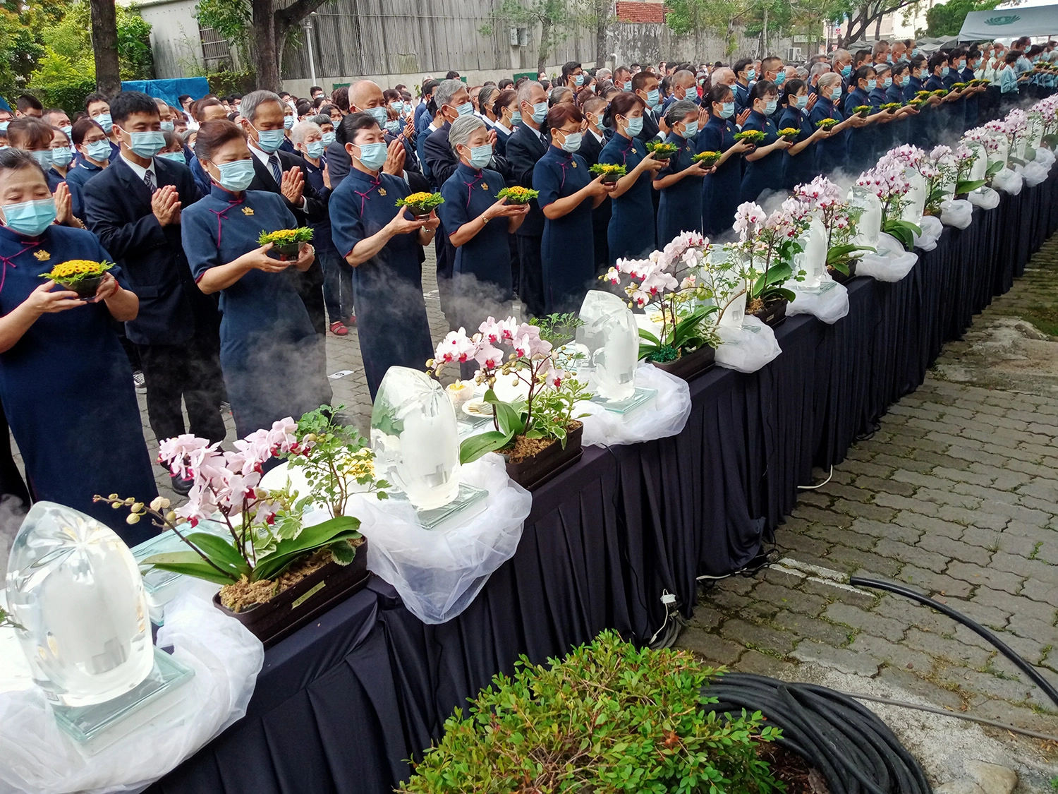 戶外浴佛典禮組獻花香氣氛祥和。攝影許昆龍