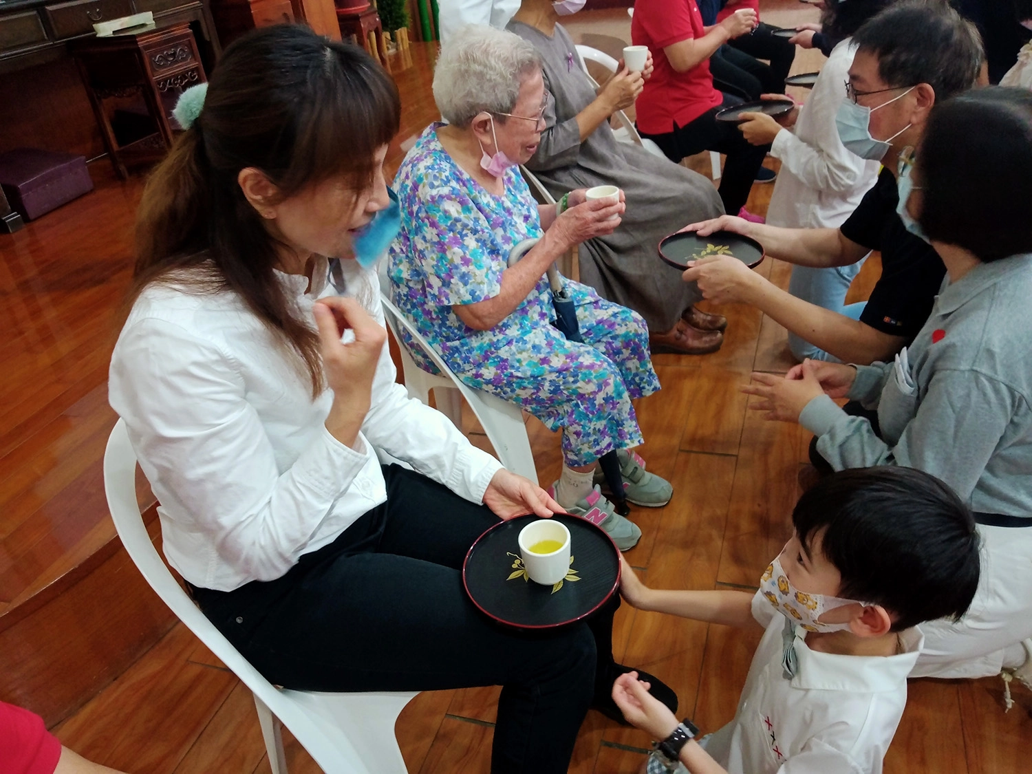 孝親奉茶道感恩場面溫馨感人。攝影許昆龍