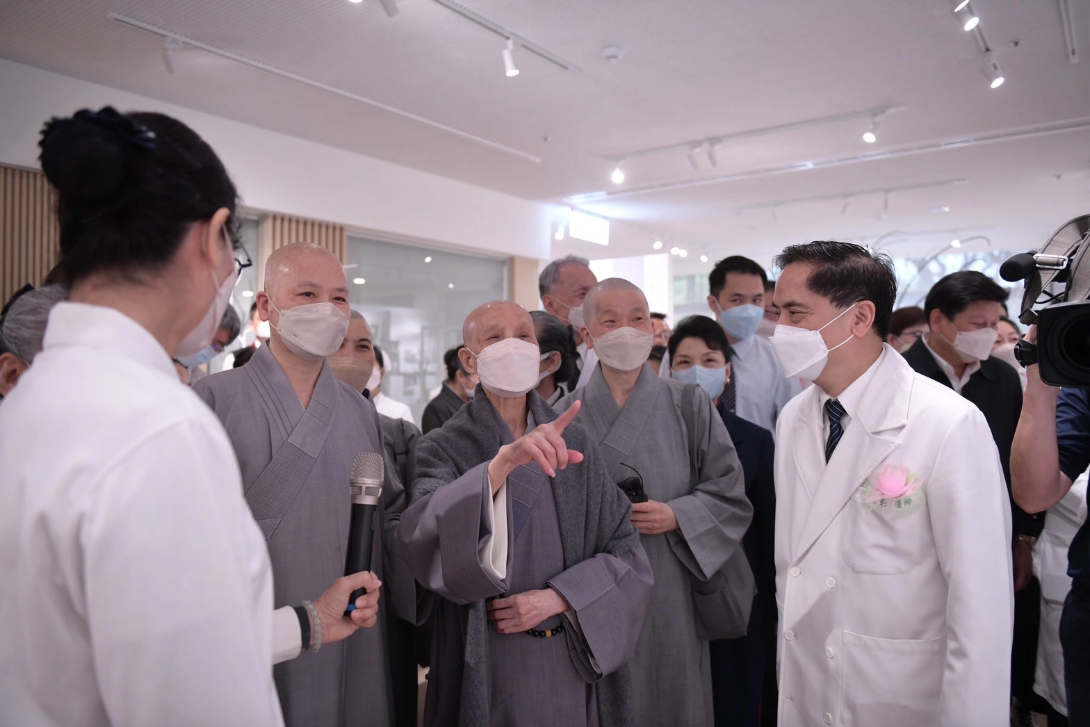 大愛醫療溯源館位在大愛樓佛陀問病圖旁,揭幕儀式結束後,由策展的慈濟志工蕭慈力導覽,追溯當年證嚴法師發願建院的經過和堅定的毅力。
