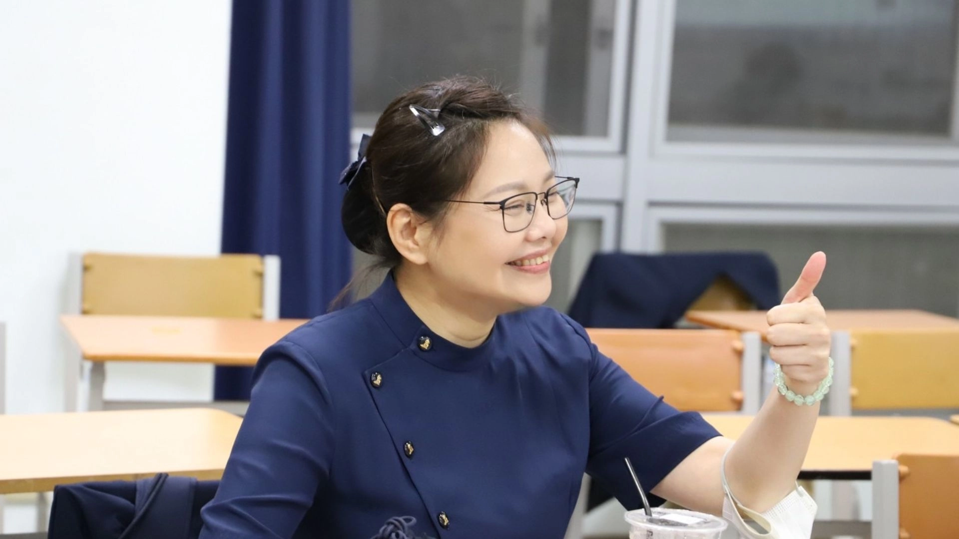 林嘉俐到大學擔任志工媽媽,給學生鼓勵與陪伴
