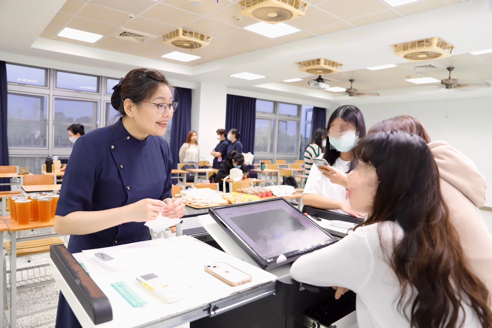林嘉俐到大學擔任志工媽媽,陪伴學生