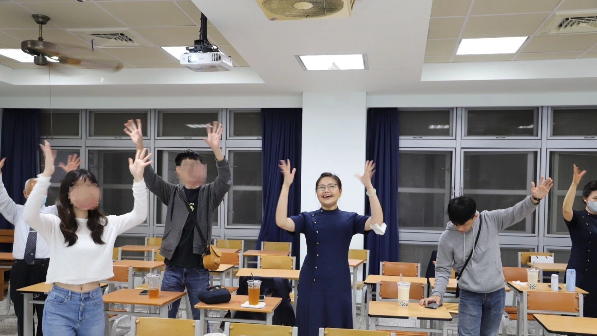 林嘉俐到大學擔任志工媽媽,與學生同樂互動