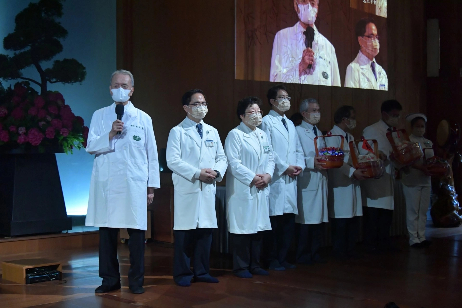 五月十三日慈濟基金會五十七周年慶,醫療志業執行長林俊龍(左起)、花蓮慈院林欣榮院長、玉里慈院陳岩碧院長、關山慈院潘永謙院長帶領六十位主管及同仁,回靜思精舍向 證嚴上人祝福法體安康、法輪常轉。