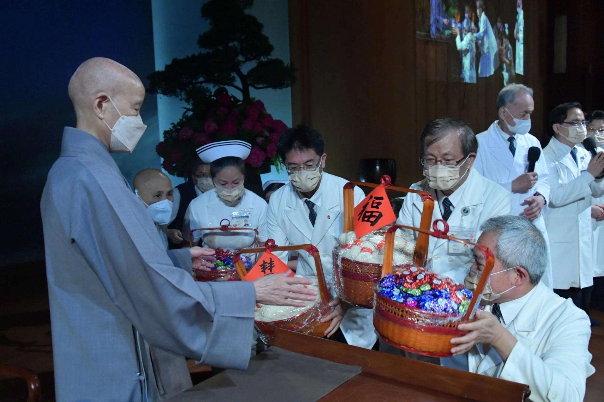 花蓮慈院王志鴻(右起)、吳彬安、何宗融三位副院長與護理部鍾惠君主任,獻上壽麵與巧克力向 證嚴上人(左一)祝壽。
