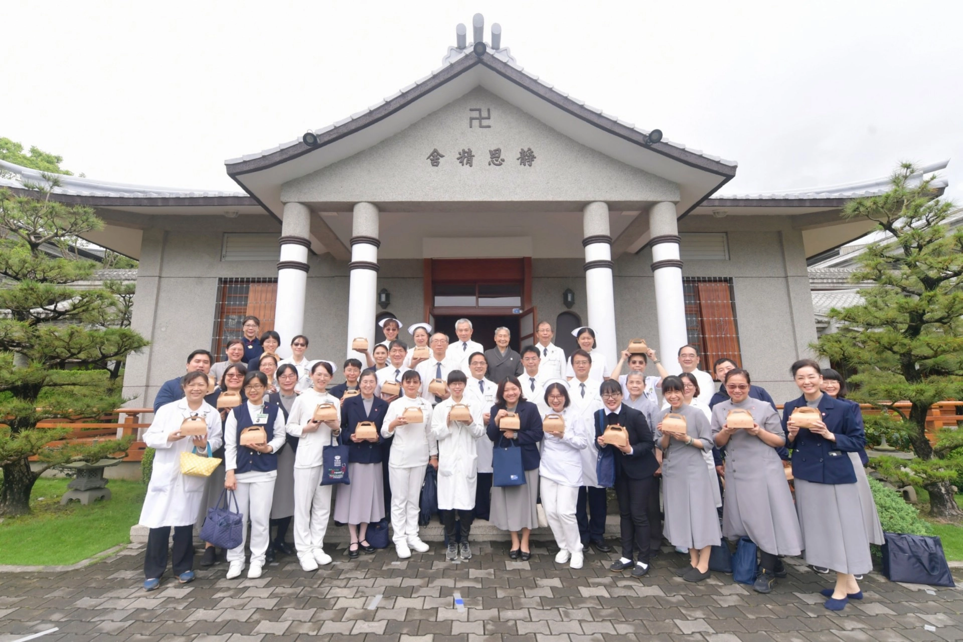 慈濟醫療志業與花蓮、玉里、關山三家慈院同仁在圓滿向 證嚴上人祝賀五十七周年慶後，與慈濟基金會副總執行長林靜憪]（後排右三）在靜思精舍前合影留念。