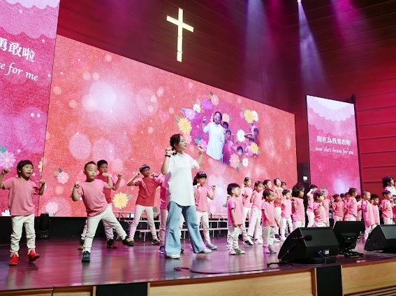 以動人曲目感動及溫暖現場媽媽們