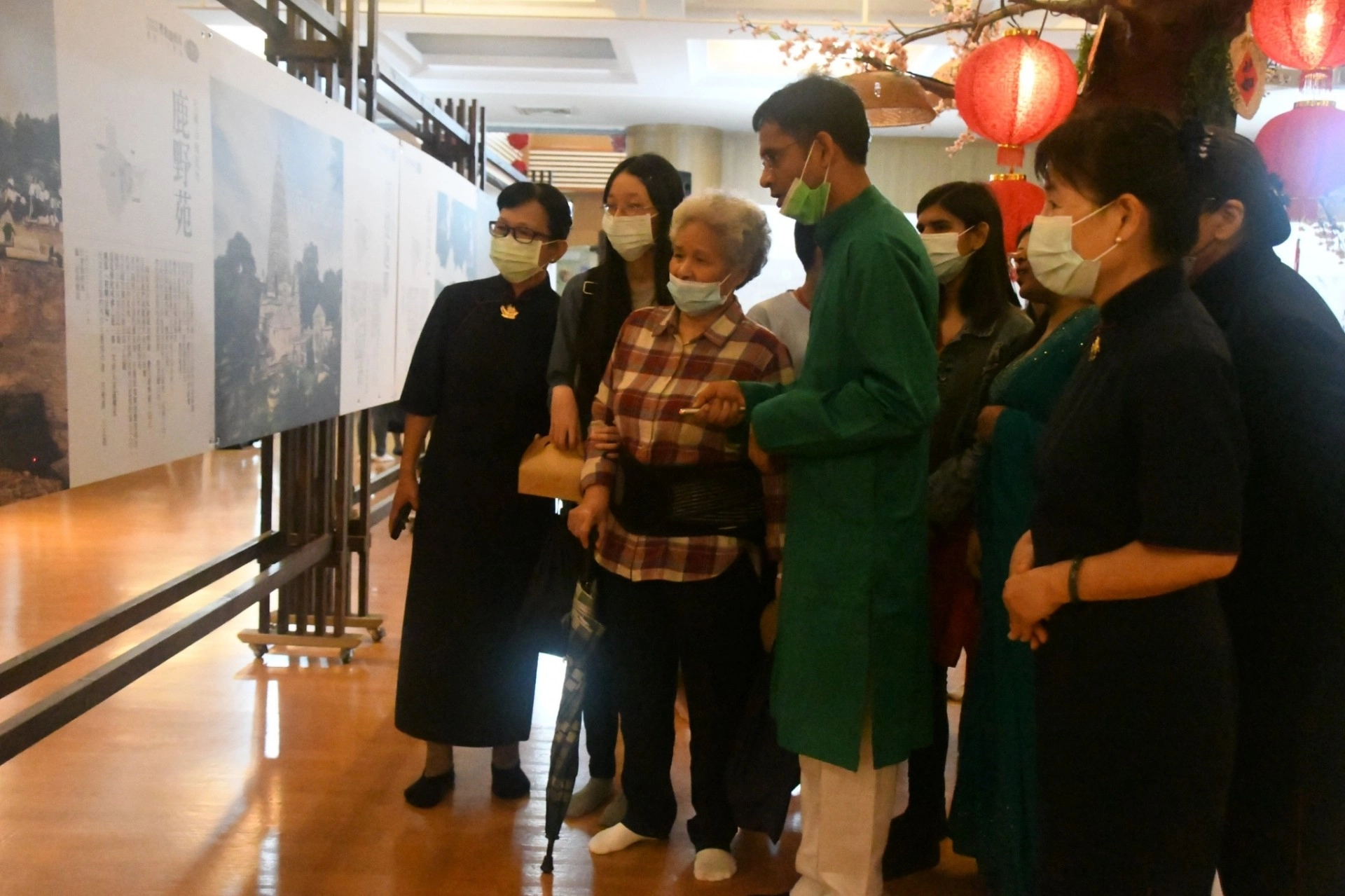 玄奘大學印度籍學生(圖中綠色衣服者)向會眾導覽說明佛陀足跡。