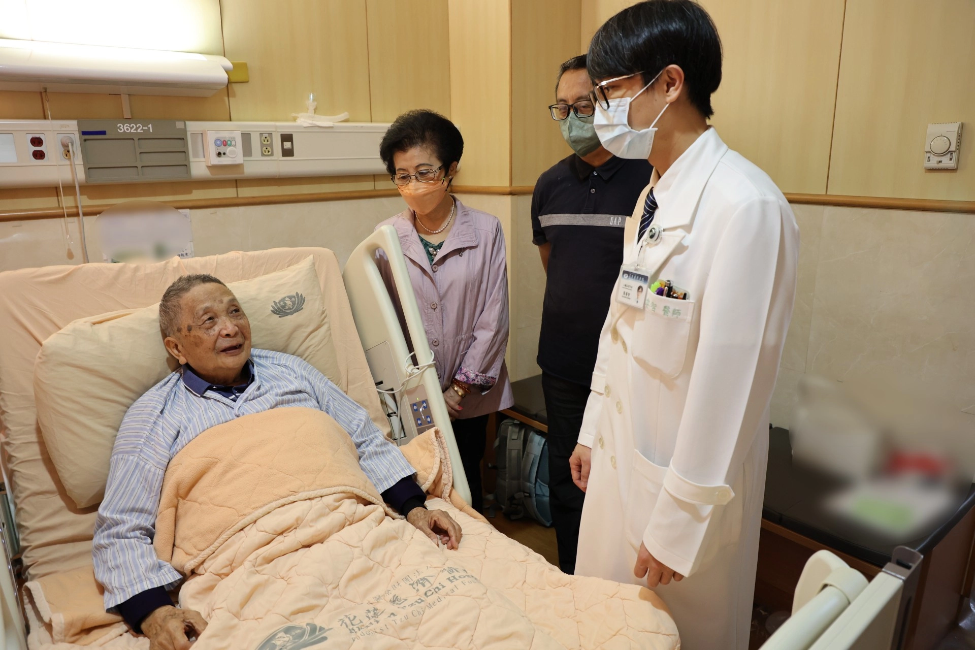 吳阿公(左)的急性心肌梗塞,由外科部主任張睿智(右)為他進行冠狀動脈繞道手術。