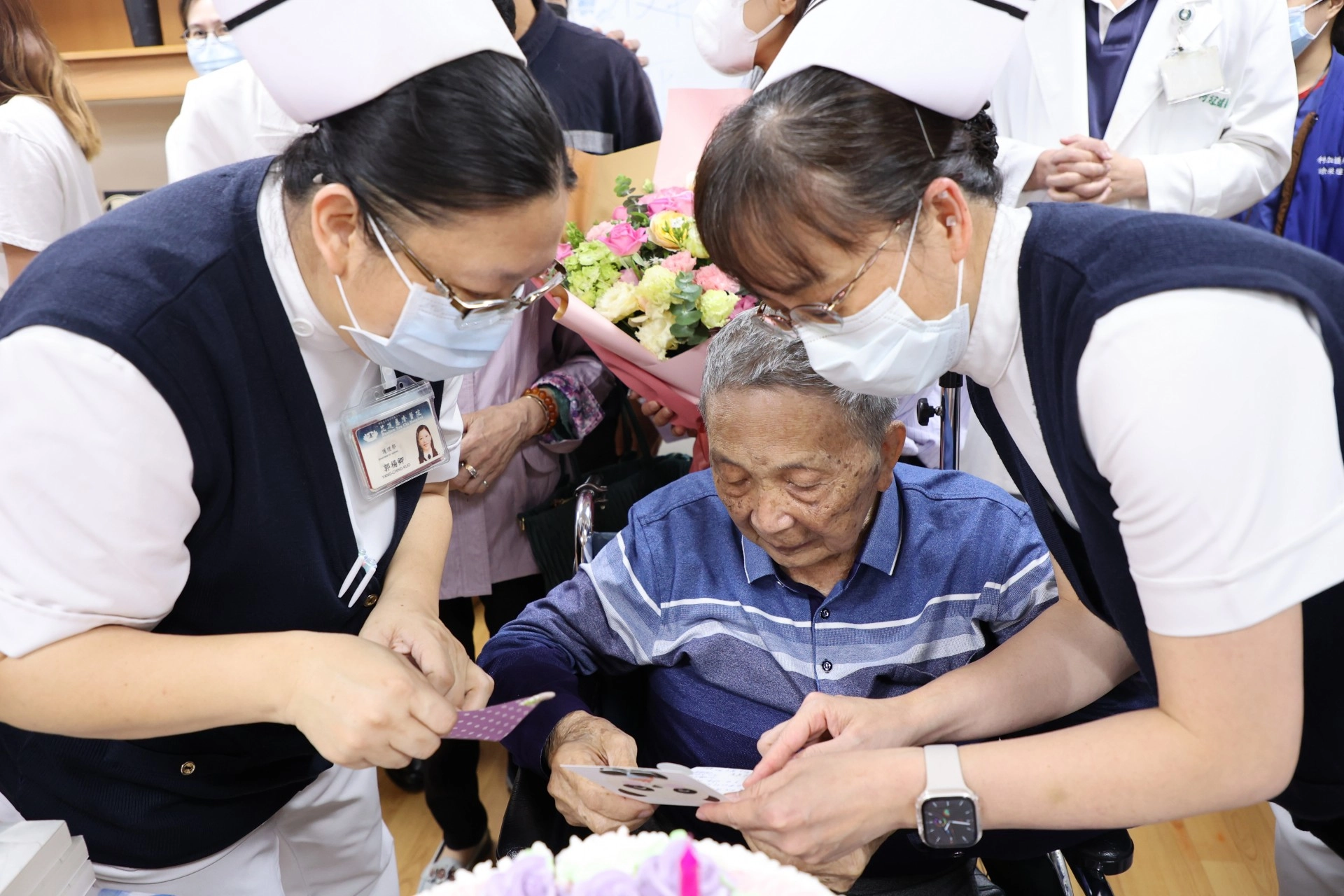 與妻子來花蓮遊玩的吳阿公,罹患急性心肌梗塞,經過醫療團隊一個多月的照護、復健,以及家人的陪伴與支持,終於可以出院返家,團隊送上象徵重生的蛋糕與溫暖的小卡片,與慈濟志工一起祝福他出院。