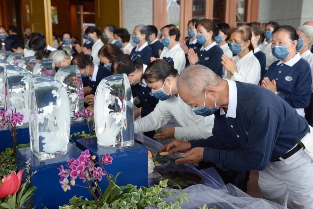 以恭敬的心來沐浴自己的內心,以虔誠尊重的心報答佛恩、親恩、眾生恩。