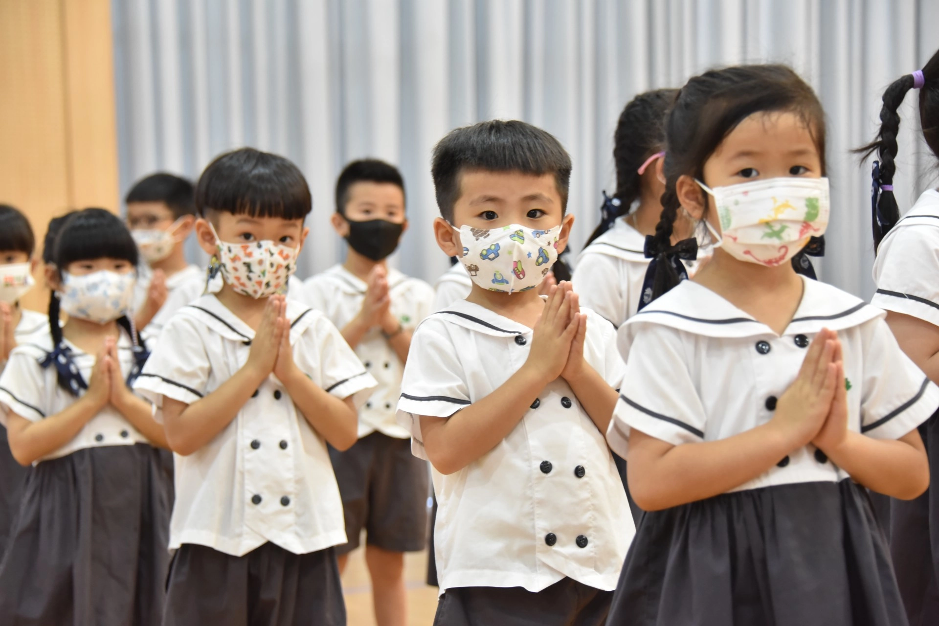 幼兒園學生第一次參與浴佛典禮,一切對他們來說都很新奇。