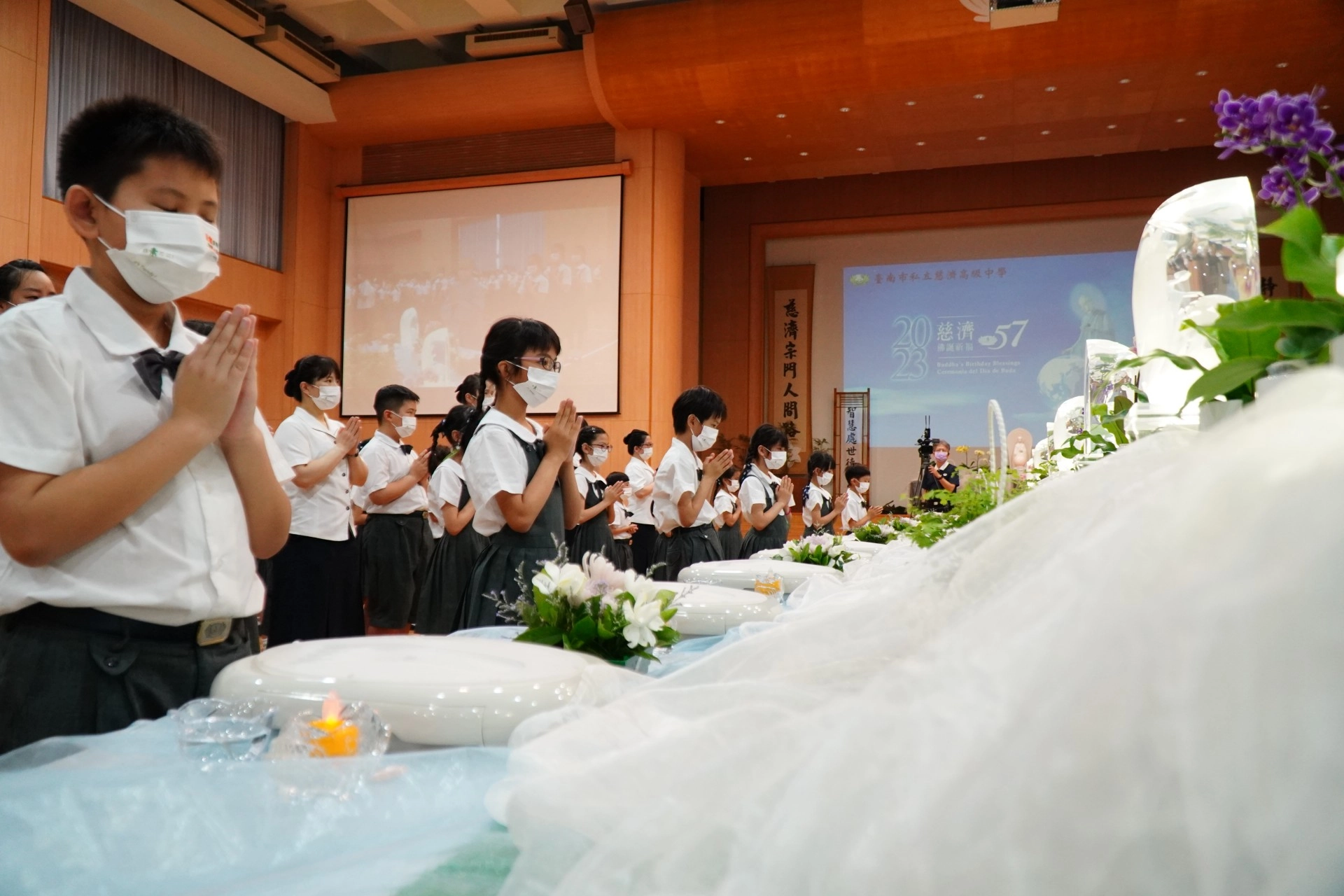 學生緊閉著雙眼,默默祈禱世界祥和無災。