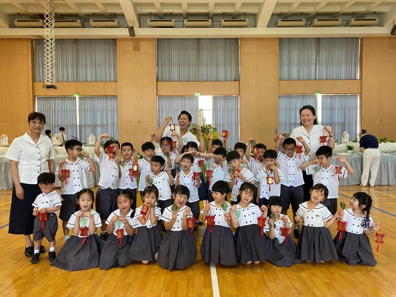 幼兒園小朋友拿到燈籠開心地又笑又跳。