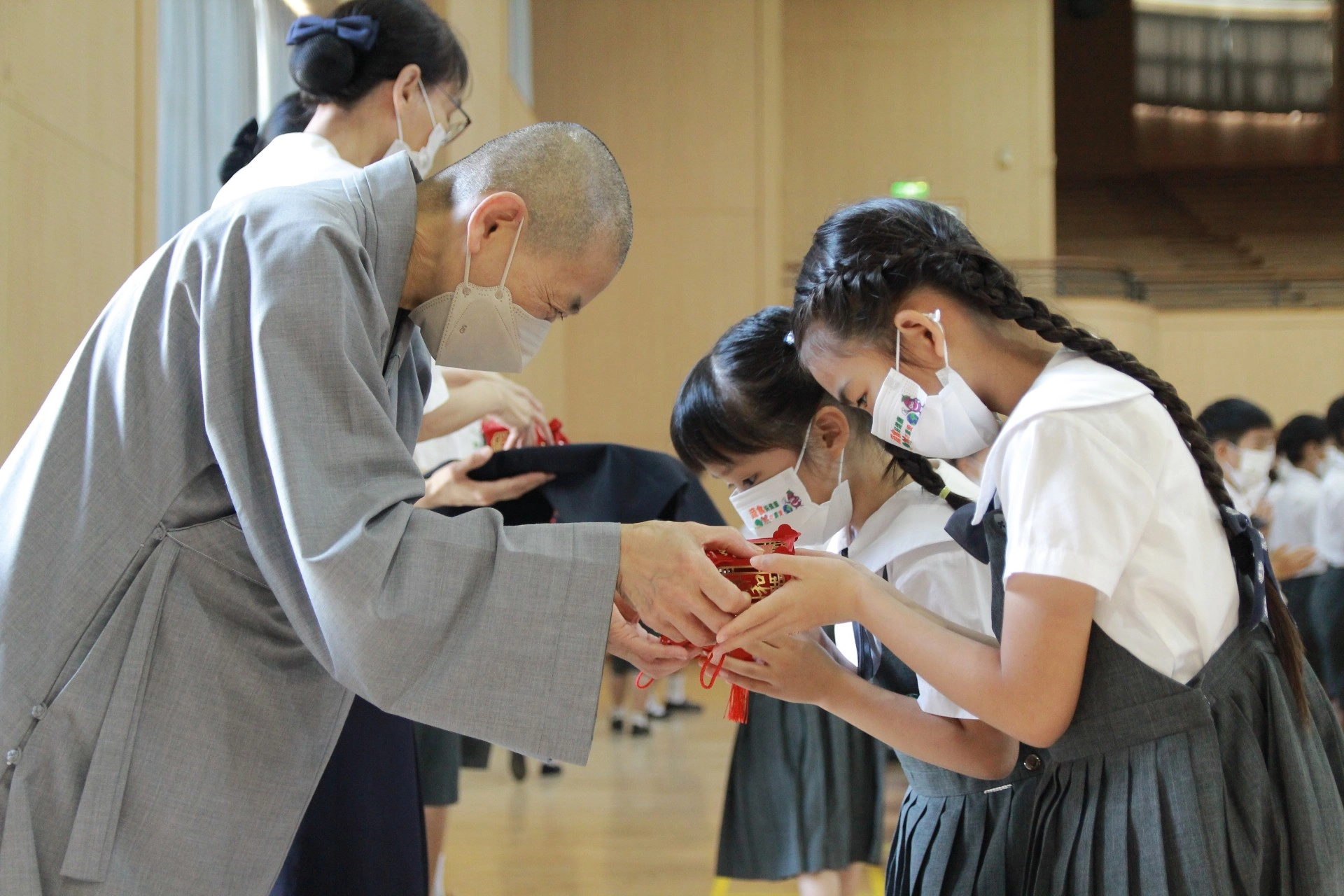 德本法師親切地將印有祝福、平安、健康、祥和字樣的燈籠送給每一位師生。