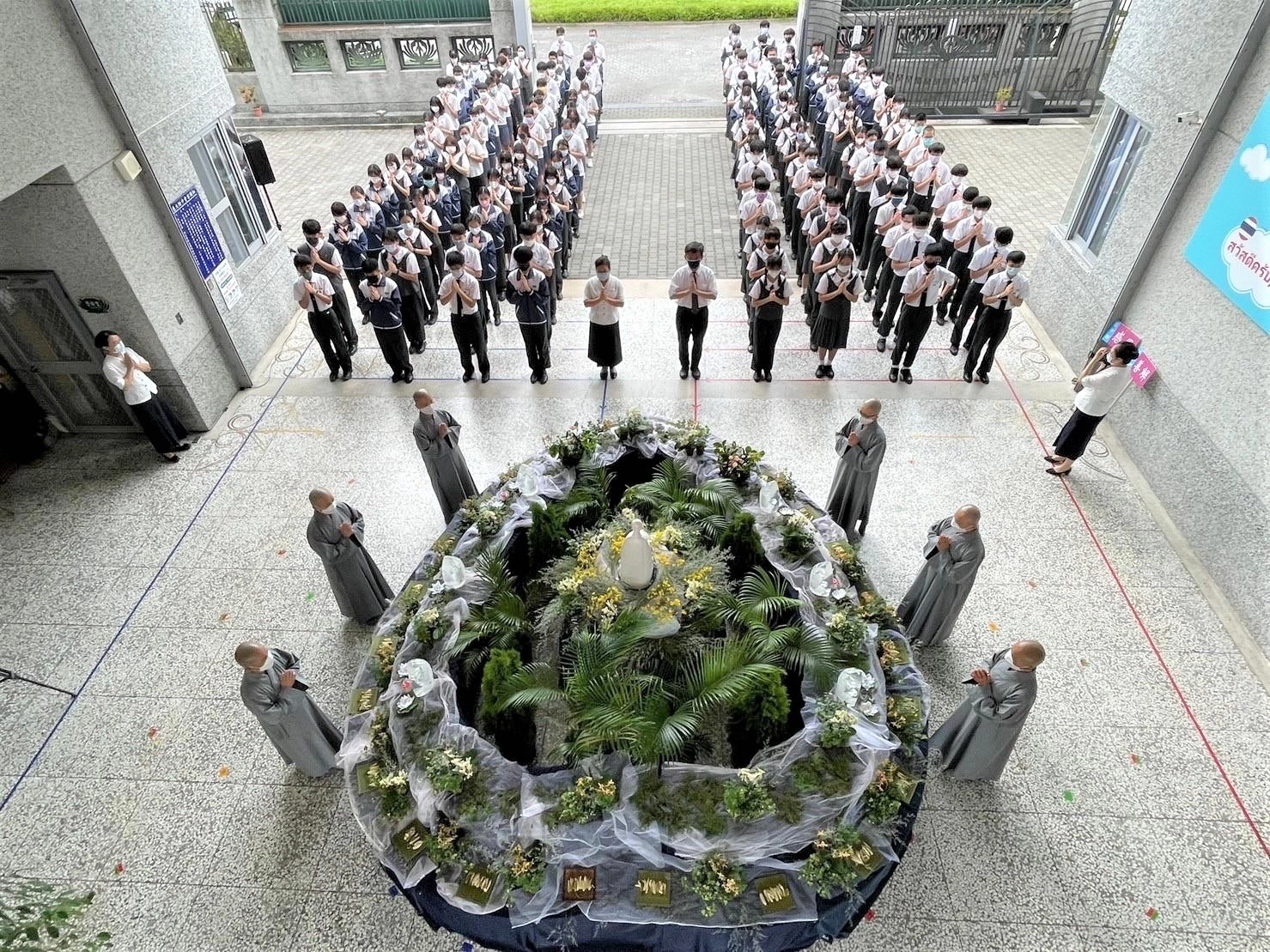 五月十八日慈大附中學生共一千一百零七人齊聚在親師樓穿堂參與慈濟五十七周年浴佛典禮。