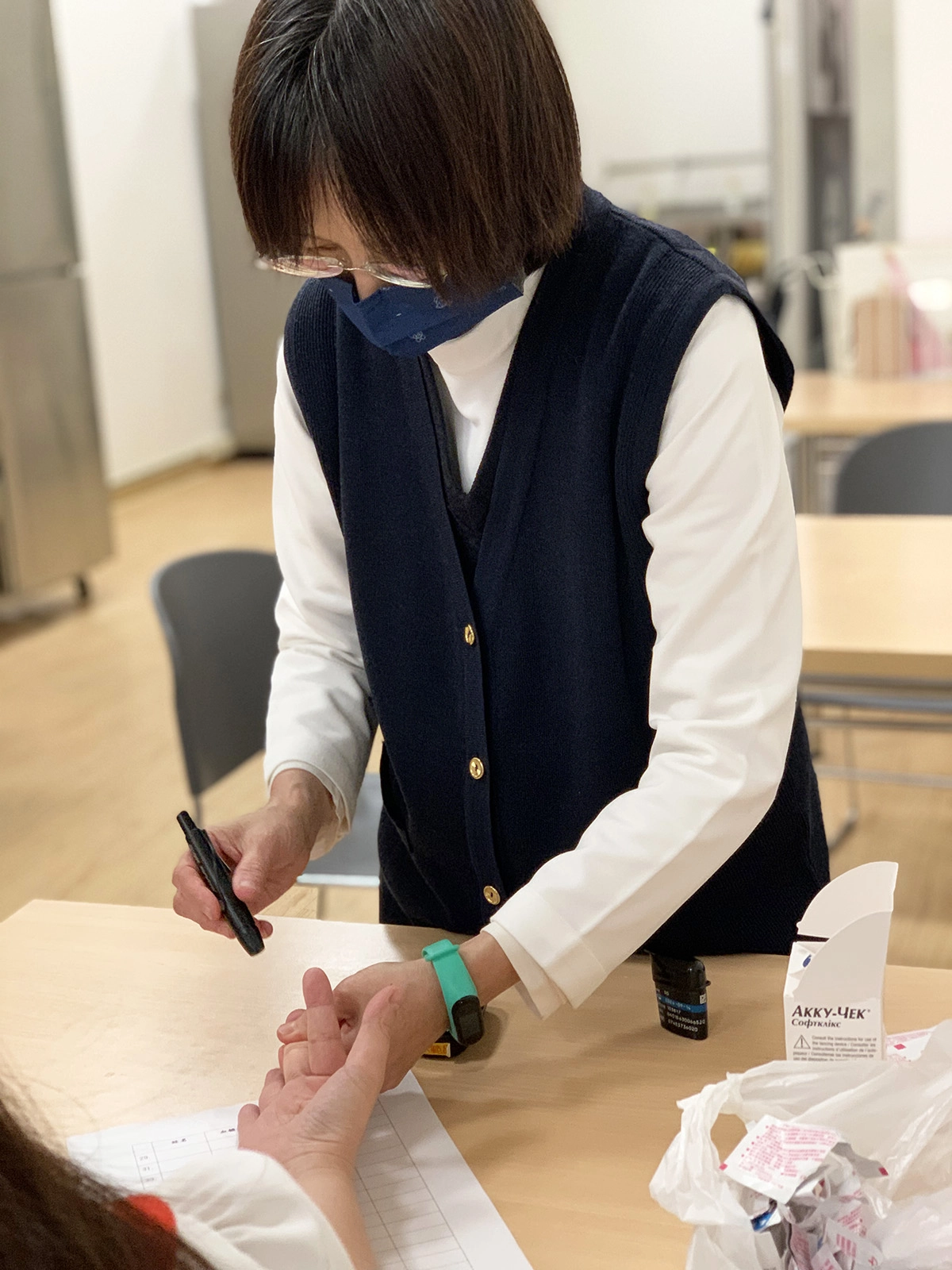 張令雅個管師為遠百花蓮店職員測量血糖,熟練的動作也讓職員驚呼「真的不會痛耶!」讓原本害怕針刺的員工嘗試測驗血糖。
