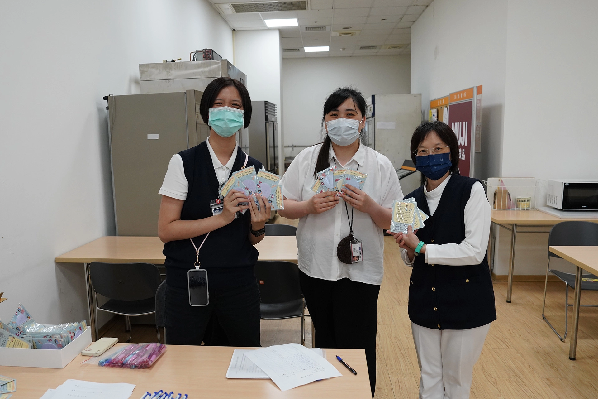 花蓮慈院高齡暨社區醫學部行政組組長洪從善(左起)、邱珮惇、張令雅個管師表示,除了衛教課程之外,花慈社醫部也宣導成人健檢、BC肝篩檢, 希望民眾善用政府提供免費資源來掌握自身健康狀況!