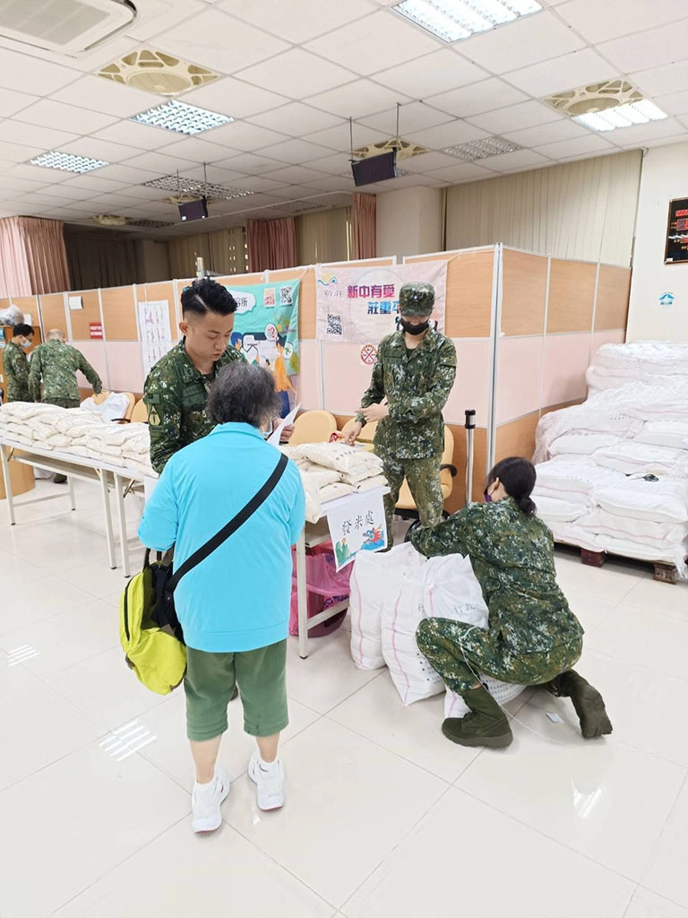 國軍參與，協助行動不便或年長的民眾裝袋或搬運