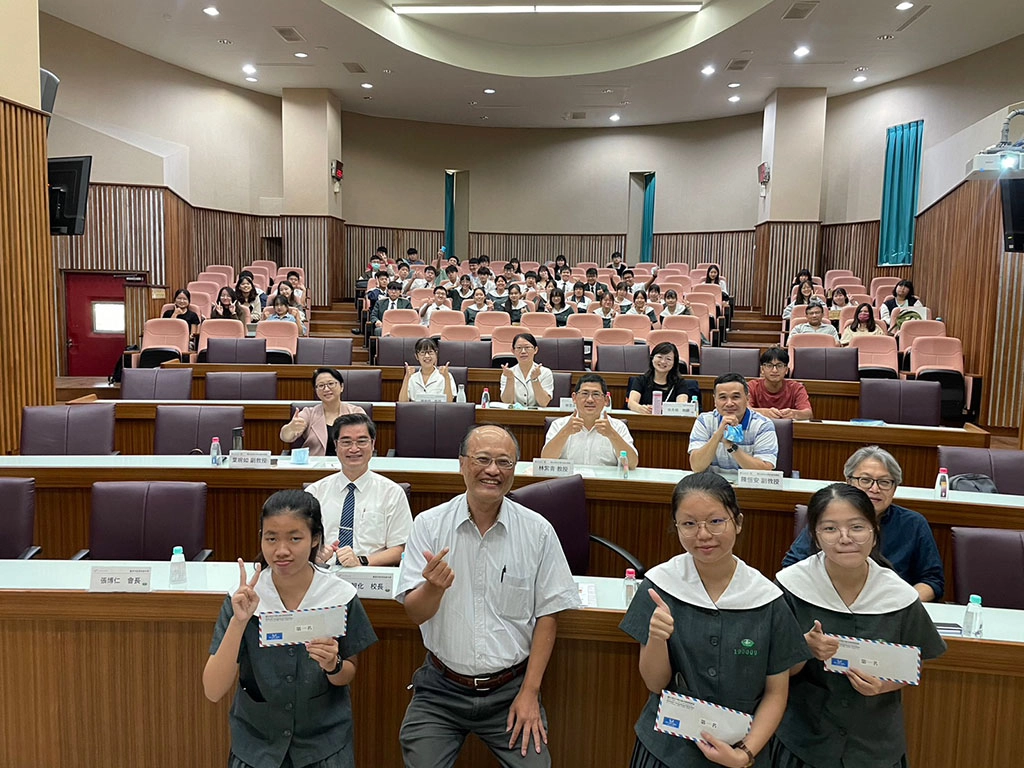 成果發表除13位評審老師評分回饋外在加上期中參與評量,此次由臺南慈中尚真、庭瑄、翊汝三位同學在成大政治系于絜學姊、會計系熏蔚學姊以及台文系睿珊學姊的合作。