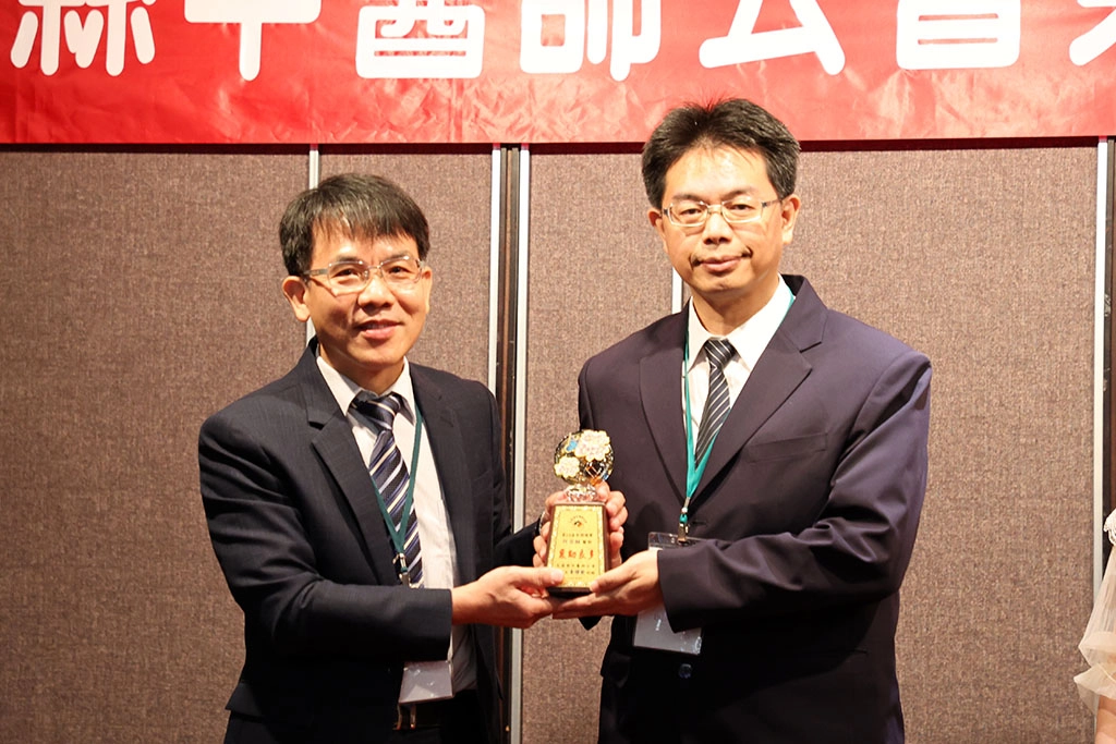 新任花蓮縣中醫師公會第二十五屆理事長，何宗融（右一）承諾全力以赴，將促進各種學術活動和研討會，為中醫師們提供更好的學習交流平台，推動中醫科學化的進步和創新。