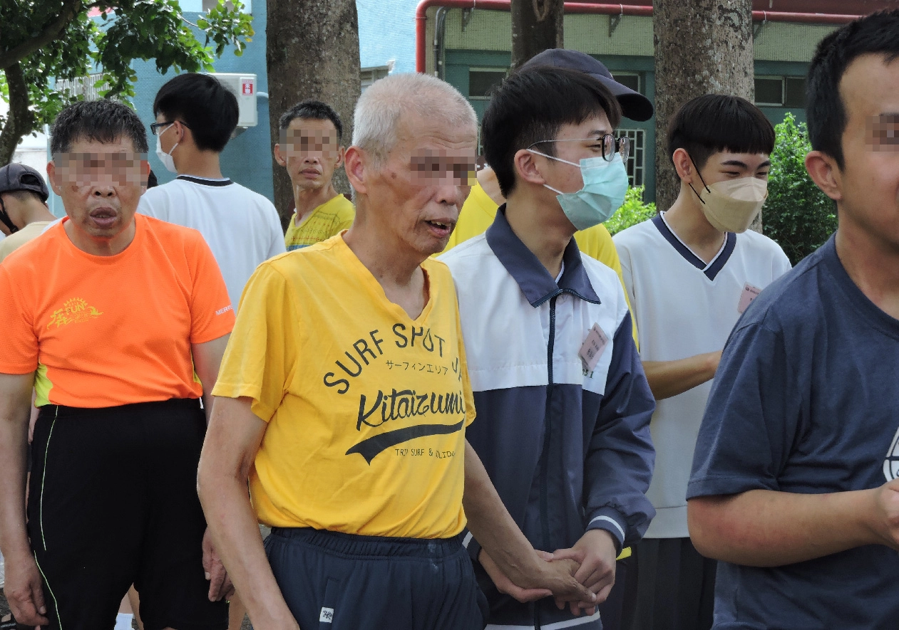 牽我手,跟我走,溫馨布滿教養院各個角落。