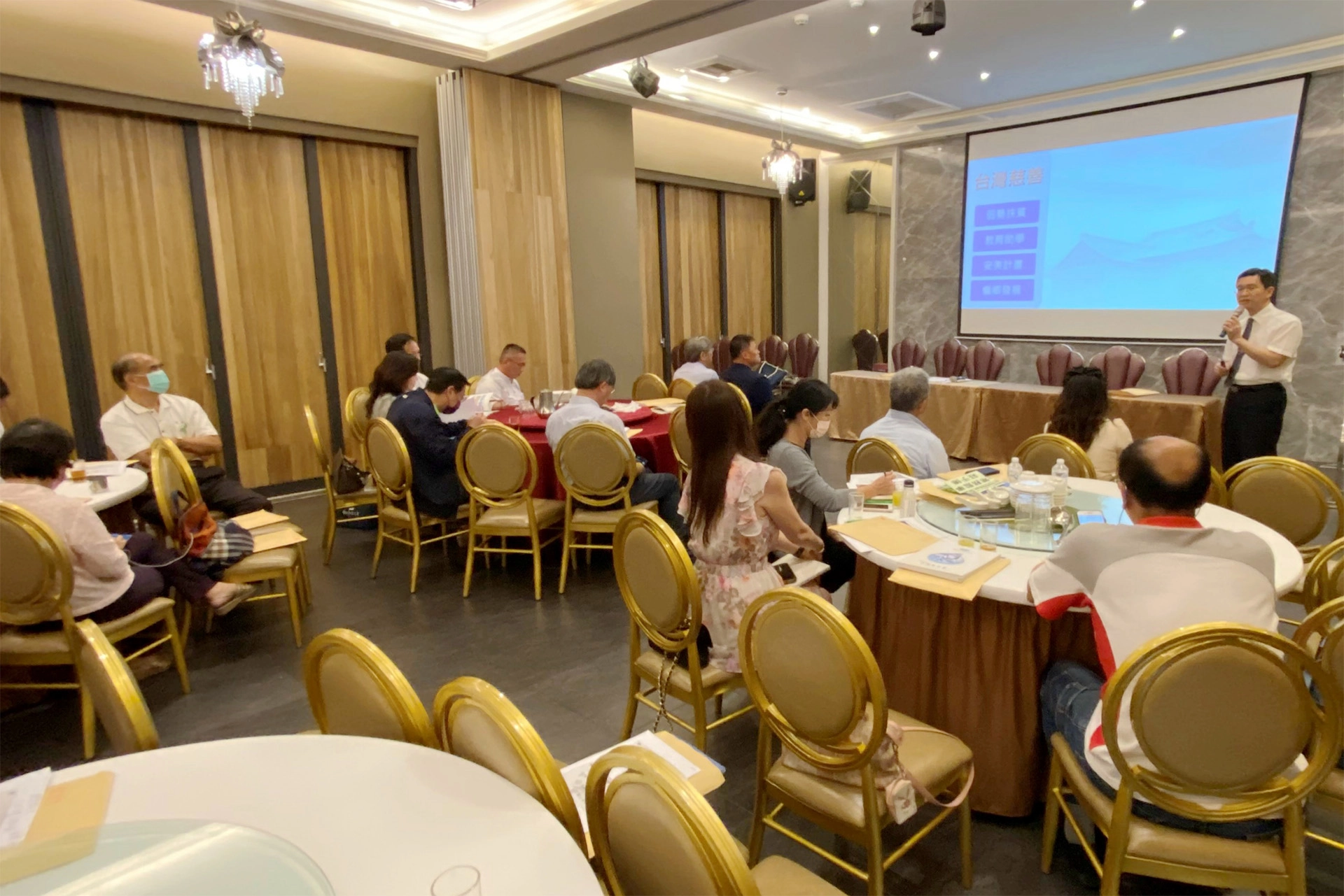 慈濟慈善基金會執行長辦公室主任王運敬表示,愛心企業以人為本,與慈濟攜手發揮ESG核心價值讓社會更好,慈濟永續行動目標與慈濟慈善志業的五項特色備受期待。