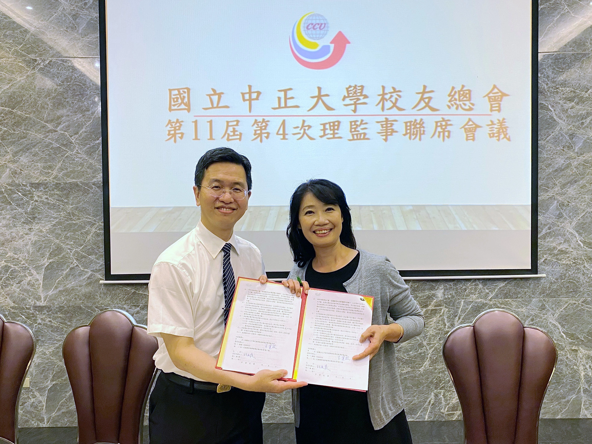 蘋果休閒育樂有限公司董事長林逸蘋持續擔任嘉義縣社會局家庭照顧者友善商家,協助嘉義縣推動家庭照顧者支持性服務,打造社區共好,期與慈濟攜手為學校、為台灣、為地球,及下一代創造美麗世界。