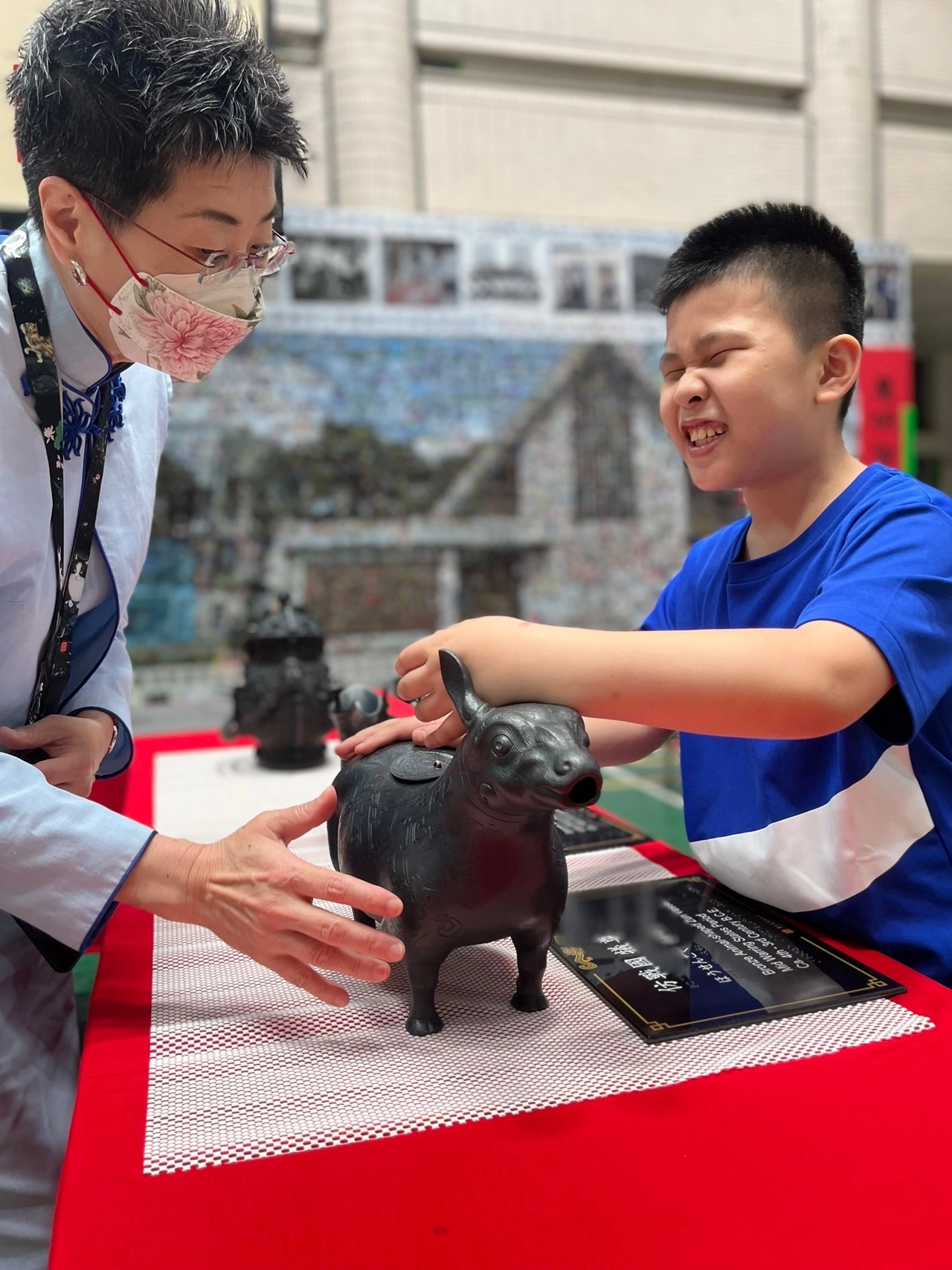 視障生觸摸複製文物「犧尊」，樂在其中。