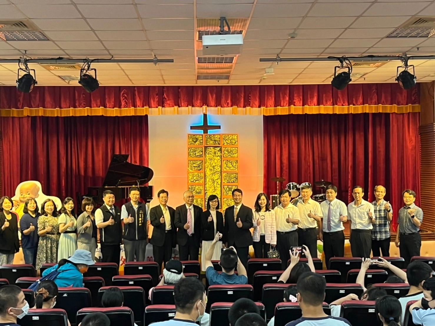 國立故宮博物院余佩瑾副院長今日與惠明盲校陳志福校長，以及台中市10餘家特教學校、中小學校長共襄出席活動開幕。
