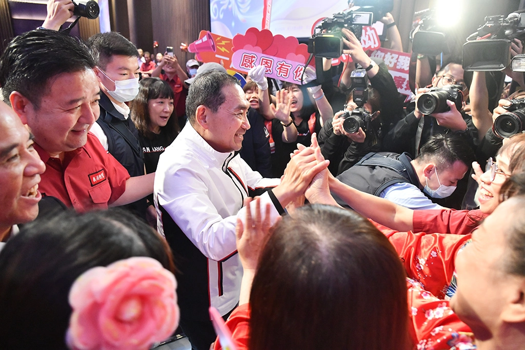 表揚消防、義消楷模及資深義消人員,侯友宜感謝消防英雄守護市民安全。