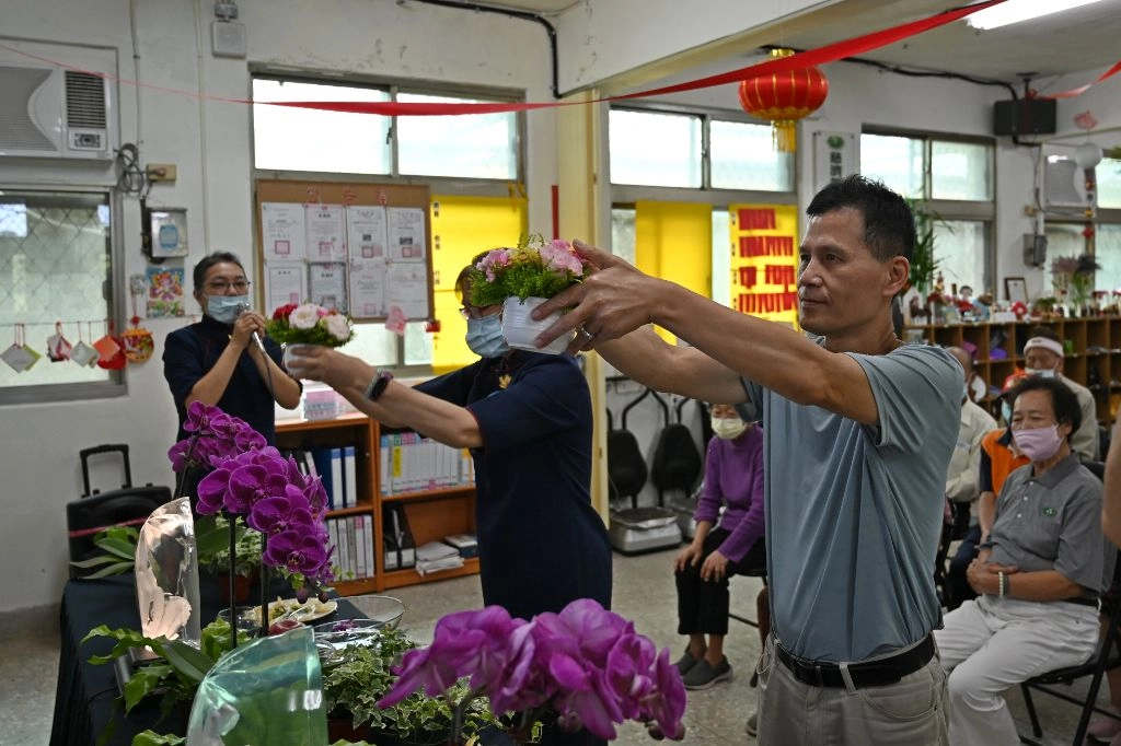 平溪國中家長會詹林欽會長與志工一起獻供。他感恩志工這幾年來,一直在陪伴平溪國中慈輝專案的畢業生和在校生。