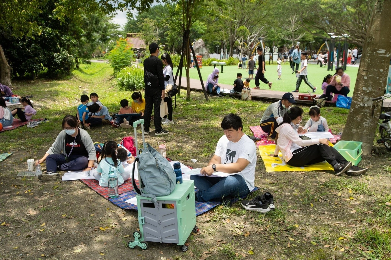 親子同歡,到知卡宣公園邊野餐邊寫生。