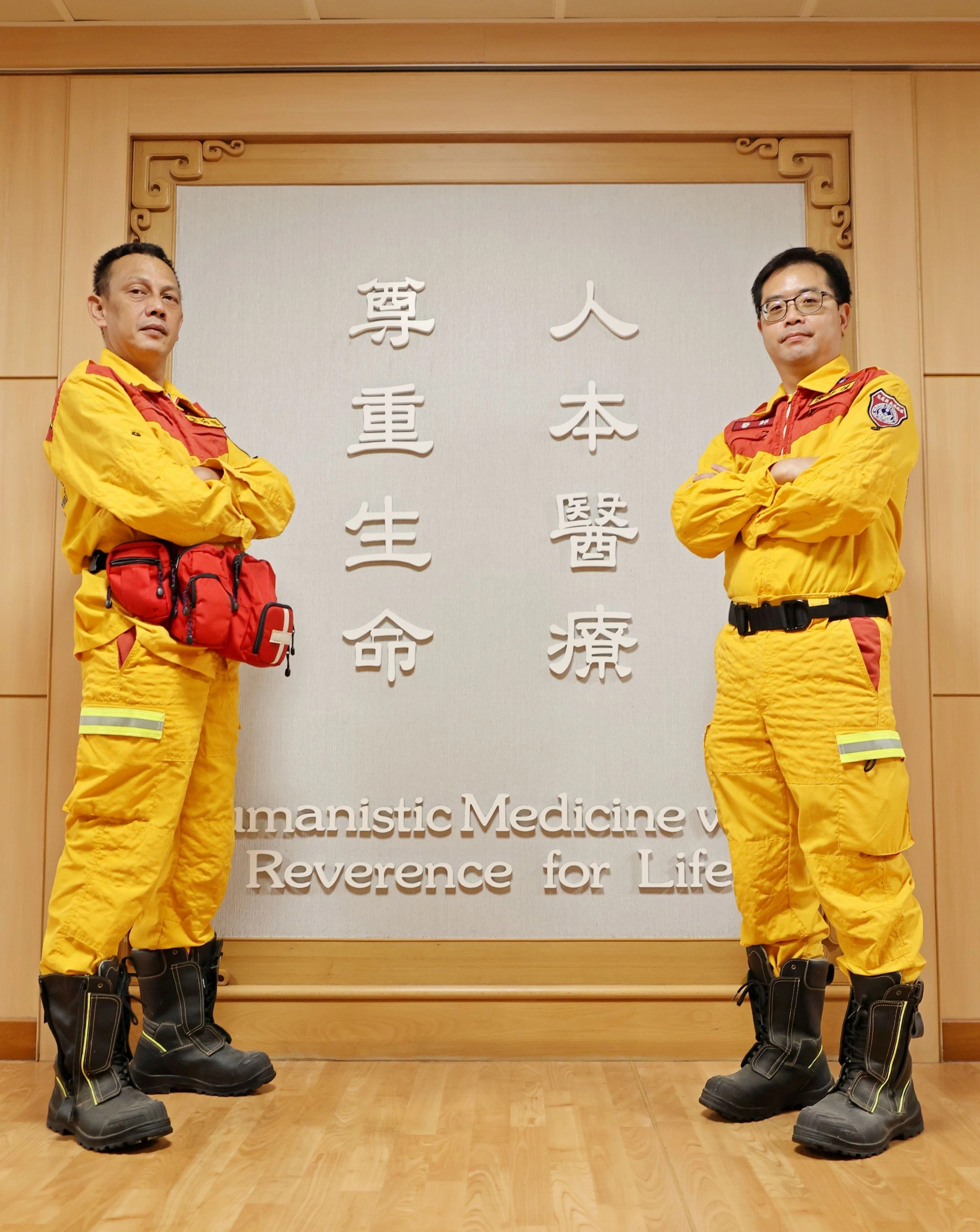 花蓮慈院急診部緊急暨災難醫學科主任徐子恒(右)、護理部副護理長凃炳旭(左),在花蓮縣消防局特搜隊擔任醫療組成員。