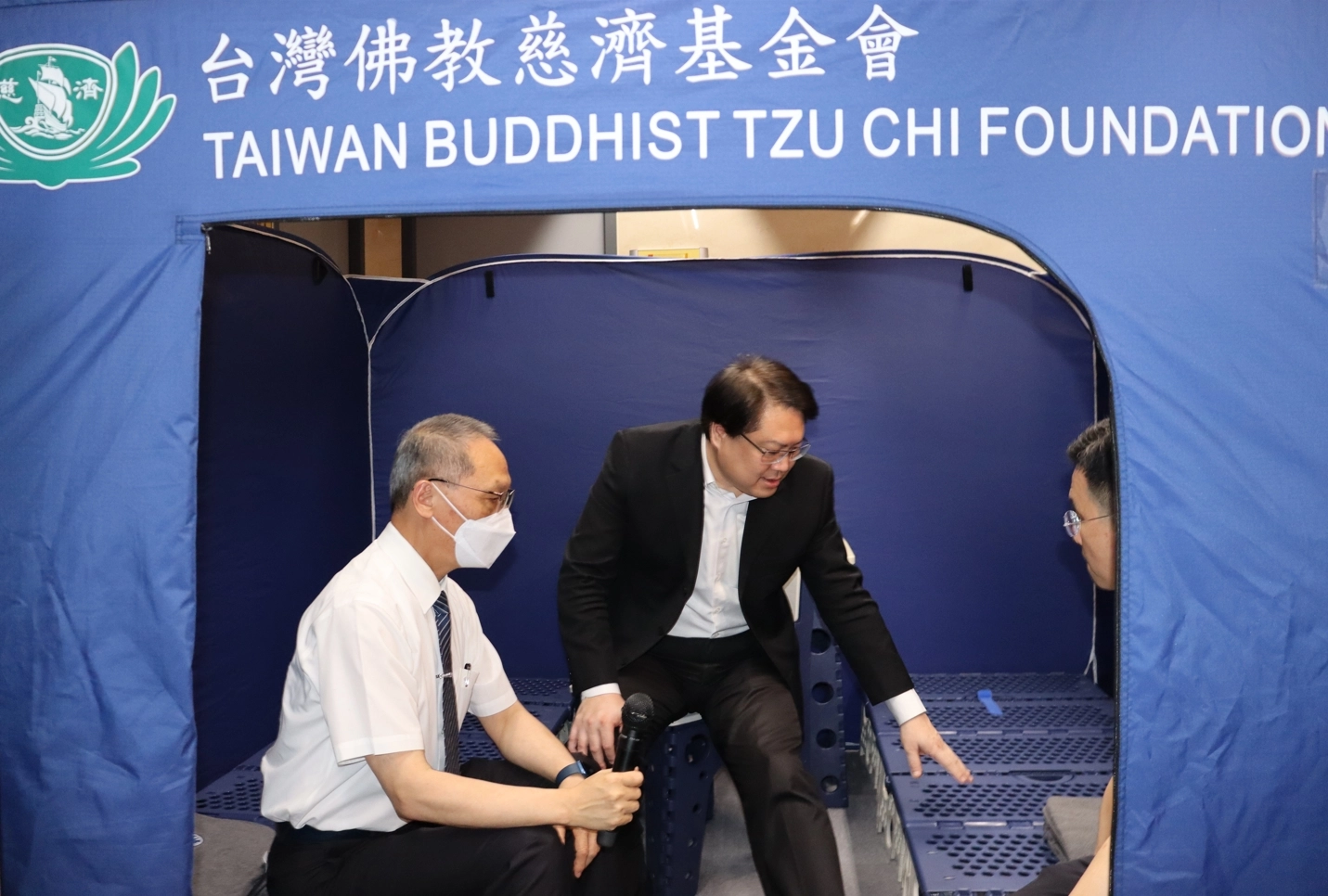 北區慈濟志工團隊現場陳列相關慈悲科技賑災設備及各項防災物資,部長一一仔細了解各功能展示,給予慈濟肯定。