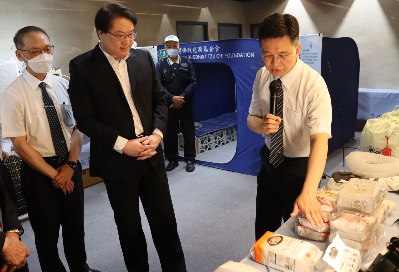 北區慈濟志工團隊現場陳列相關慈悲科技賑災設備及各項防災物資,部長一一仔細了解各功能展示,給予慈濟肯定。