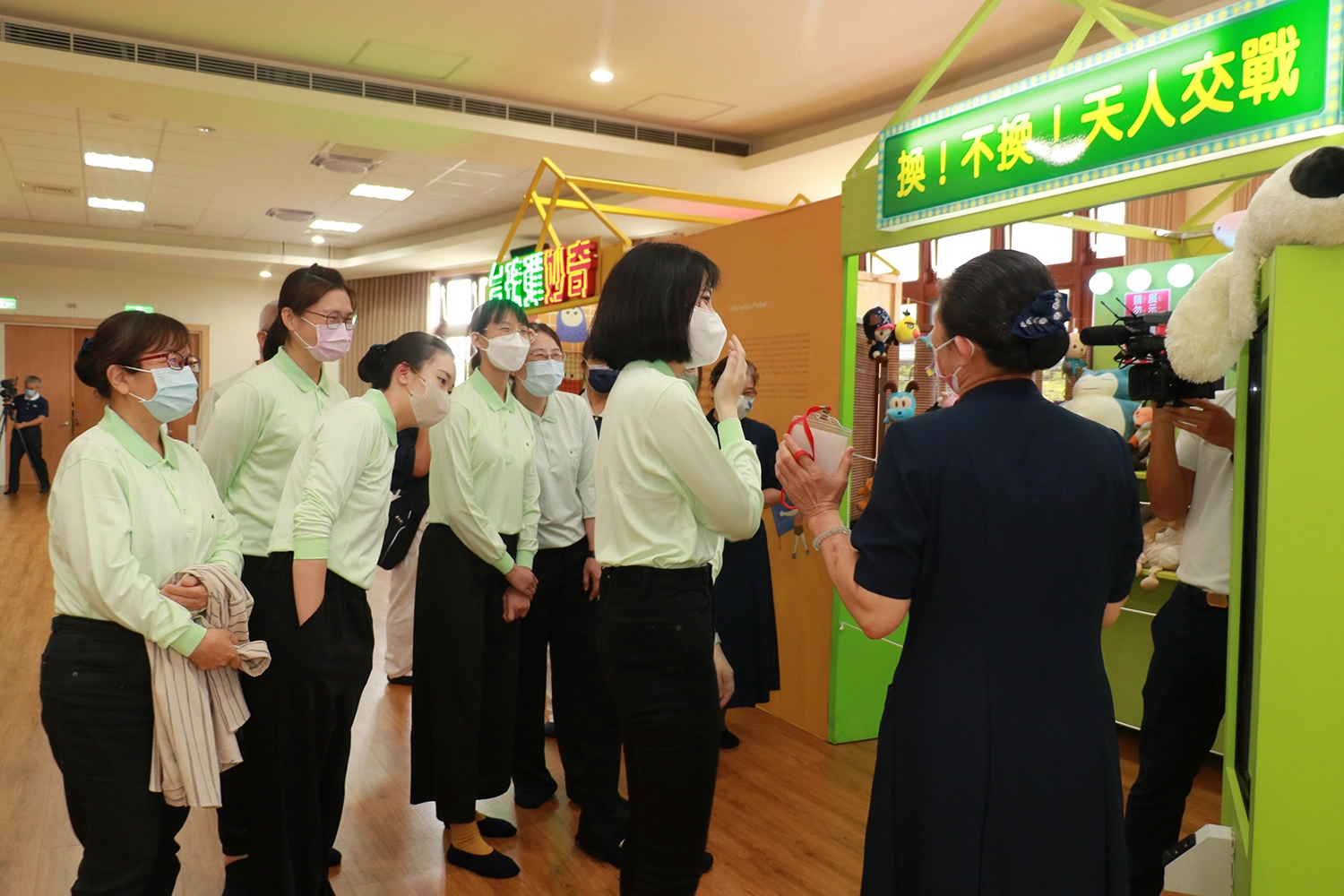 人文營學員在「換!不換!天文交戰」遊戲中體會人生選擇題。