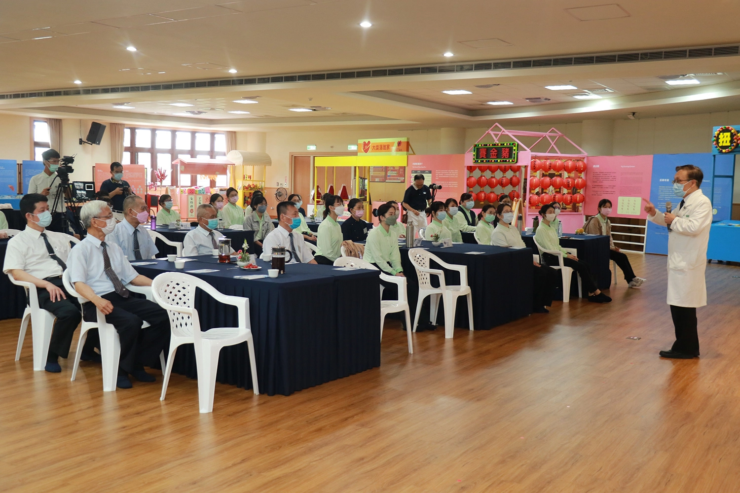 台中慈濟醫院簡守信院長(右)肯定迎新活動在大里靜思堂舉辦是慈濟人文與機率科學最好的結合。