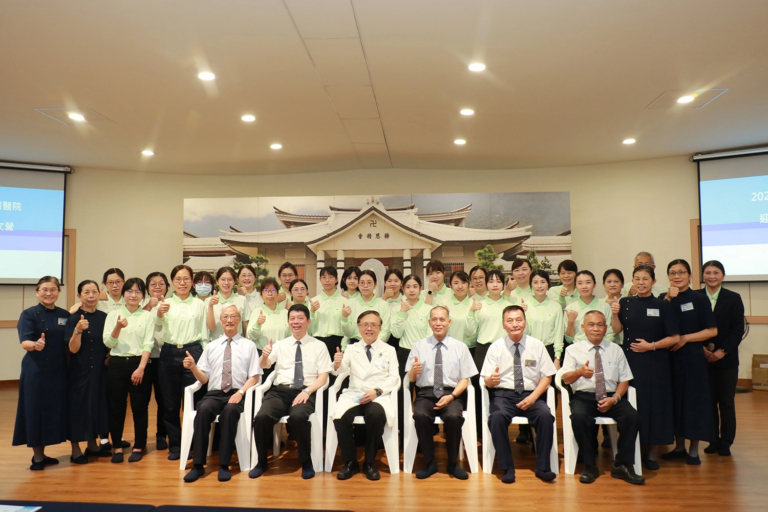台中慈濟醫院簡守信院長(左三)與人文營隊及大里靜思堂社區志工留下溫馨合影。