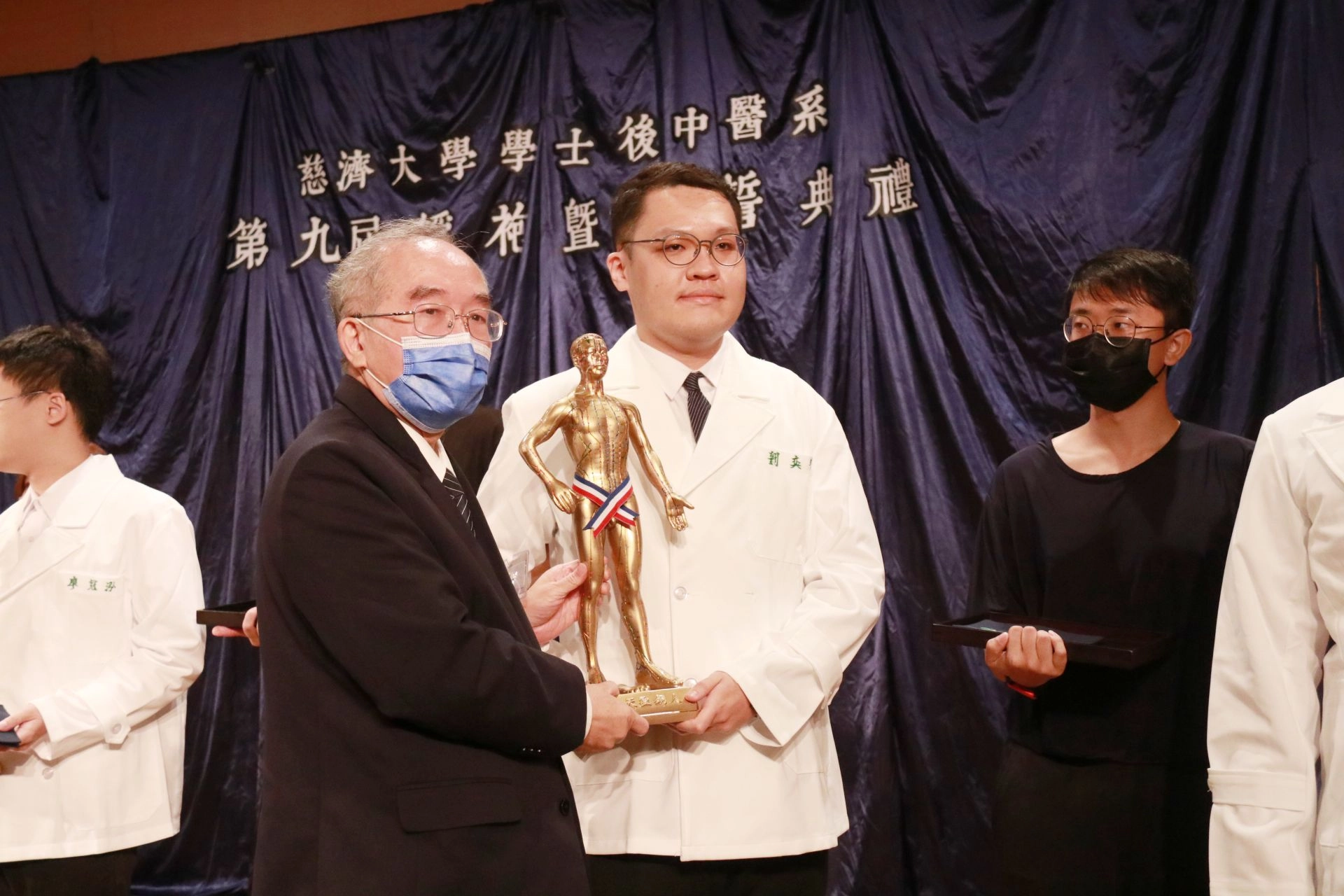 授袍生劉奕德感恩家人說:「在我們習得醫術後,你們也願意成為我們的白老鼠,家人的老毛病也是我學習之路的動力,期待以醫術守護家人。」劉奕德也認為慈濟的人文教育,以及無語良師的捨身教育,是一生中難忘的學習經驗。