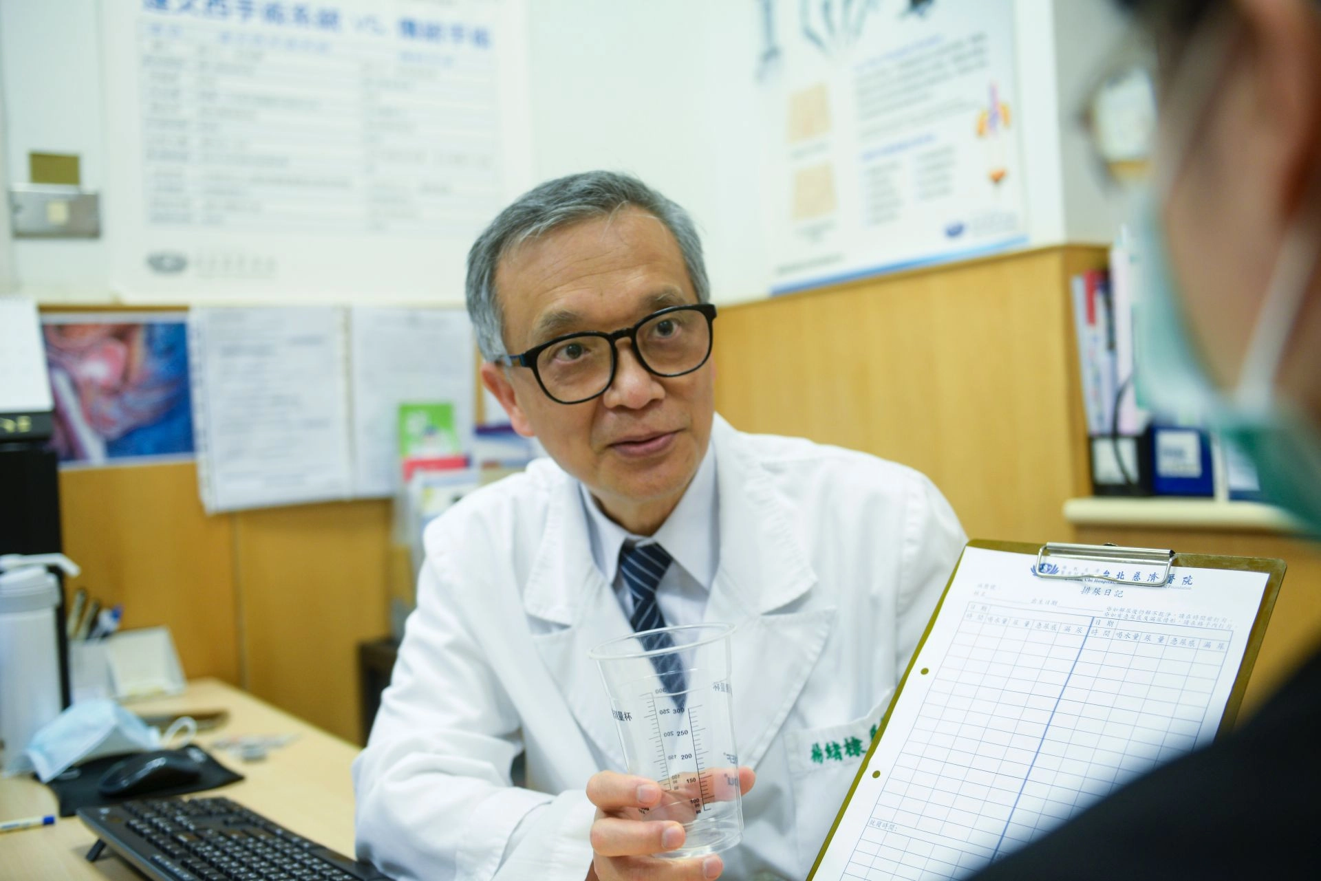 楊緒棣副院長說明,家長須詳細記錄「小便日記」,藉此讓醫生推估小便製造量、膀胱功能是否正常。