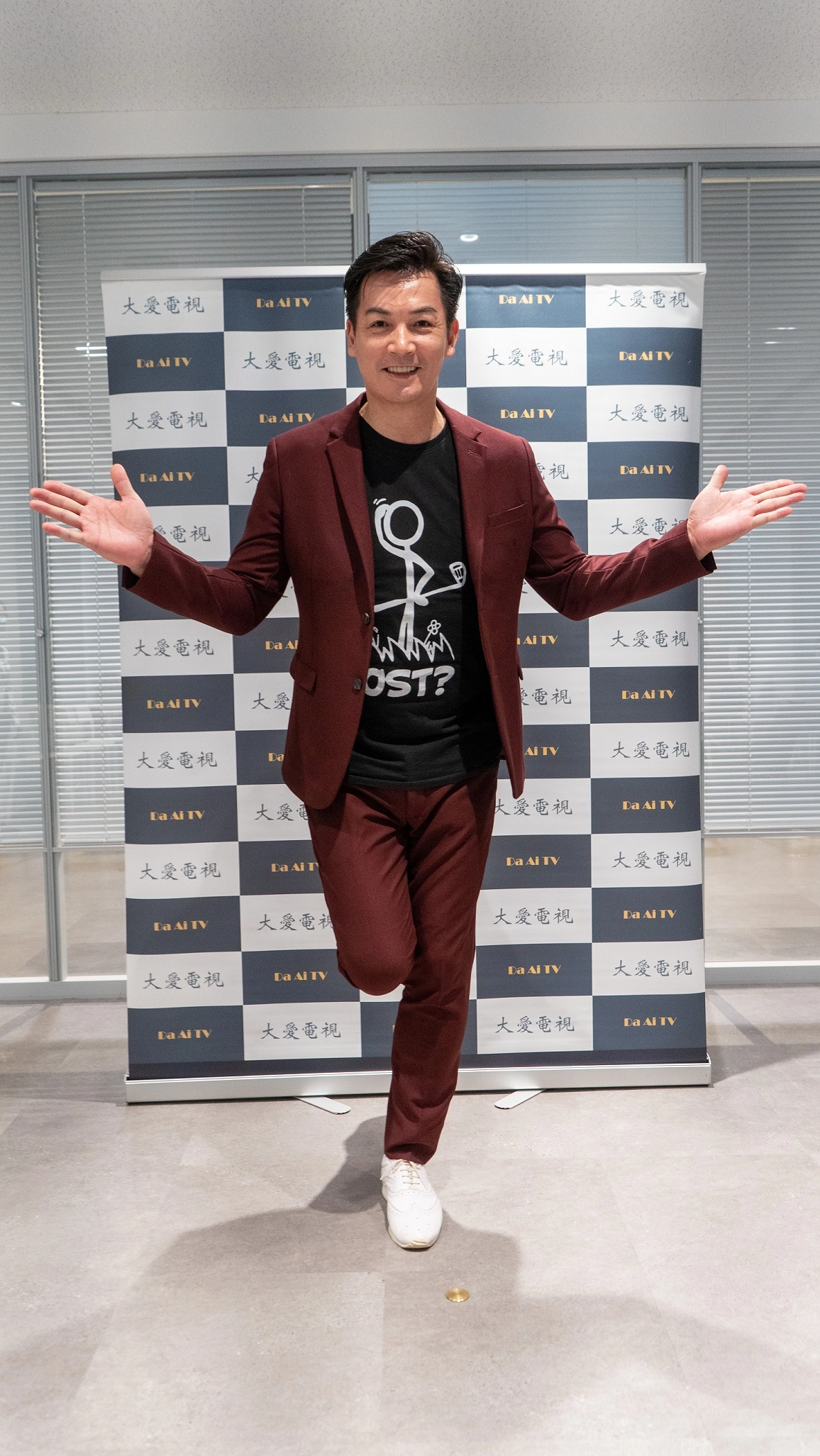 伊正在《搜尋者》飾演戴著義肢的落魄歌手-詹聯漢。
